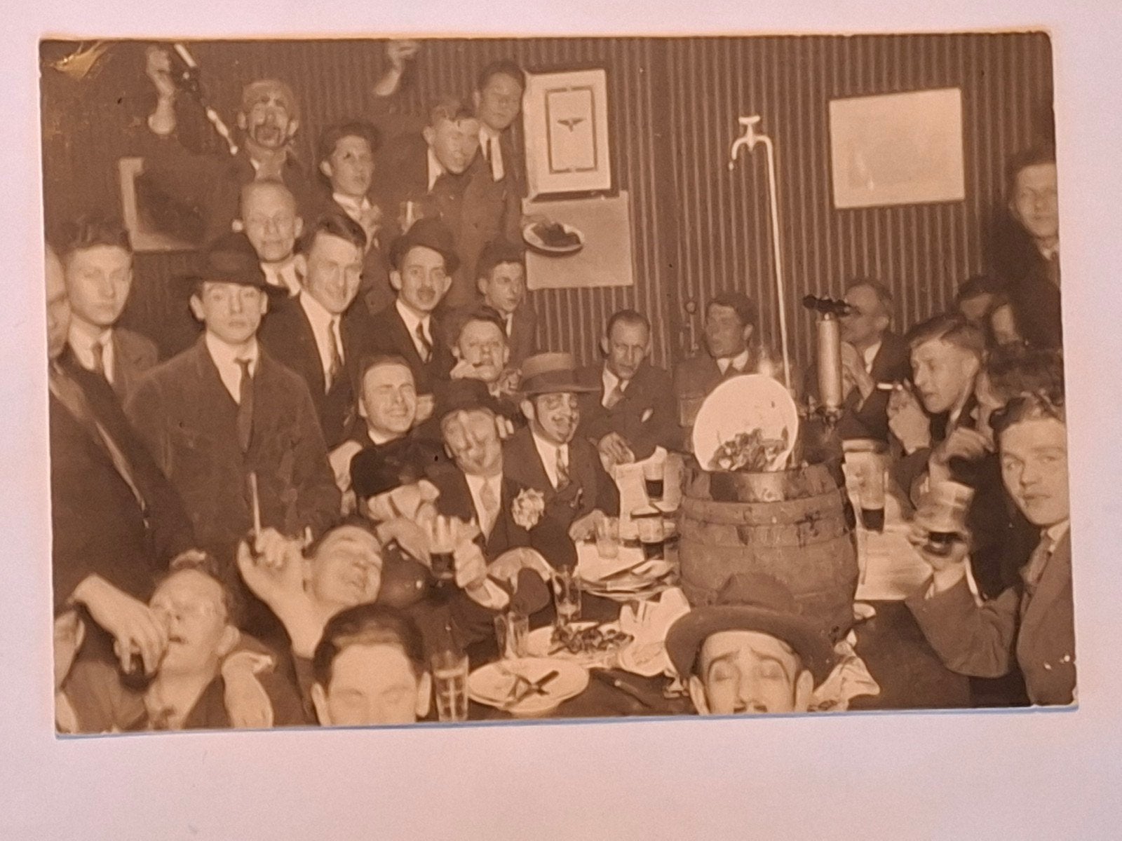 Fotokaart-groepsportret-feest-biervat-biertap-pomp-hoed, Verzamelen, Ophalen of Verzenden, Voor 1940, Overige onderwerpen, Foto