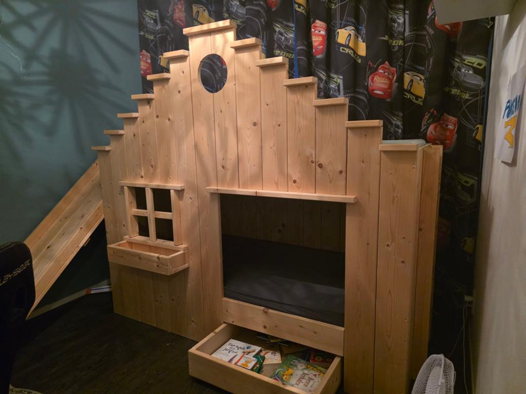 Uniek huisjesbed met glijbaan en 2 matrassen, Kinderen en Baby's, Kinderkamer | Stapelbedden en Hoogslapers, Ophalen of Verzenden