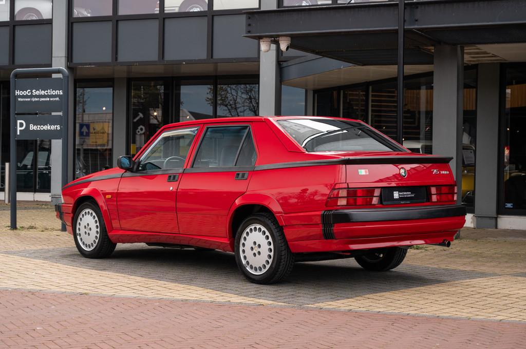 Alfa Romeo 75 1.8 Turbo (bj 1988, semi-automaat), Auto's, Oldtimers, Automaat, Stof, Zwart, Overige kleuren