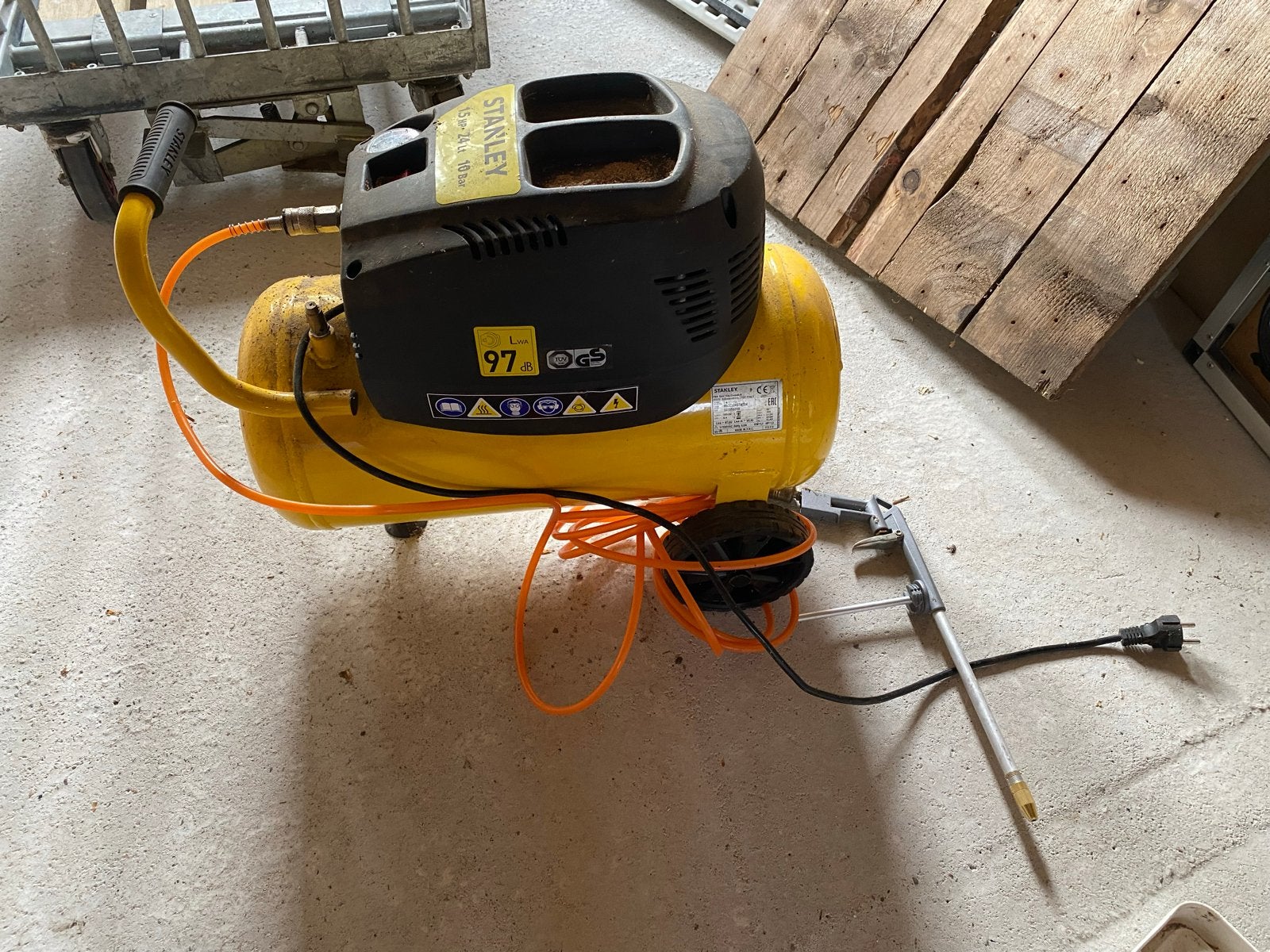Stanley Compressor 10 bar - Krachtige Luchtcompressor, Ophalen, Gebruikt, 10 bar of meer, Minder dan 200 liter/min