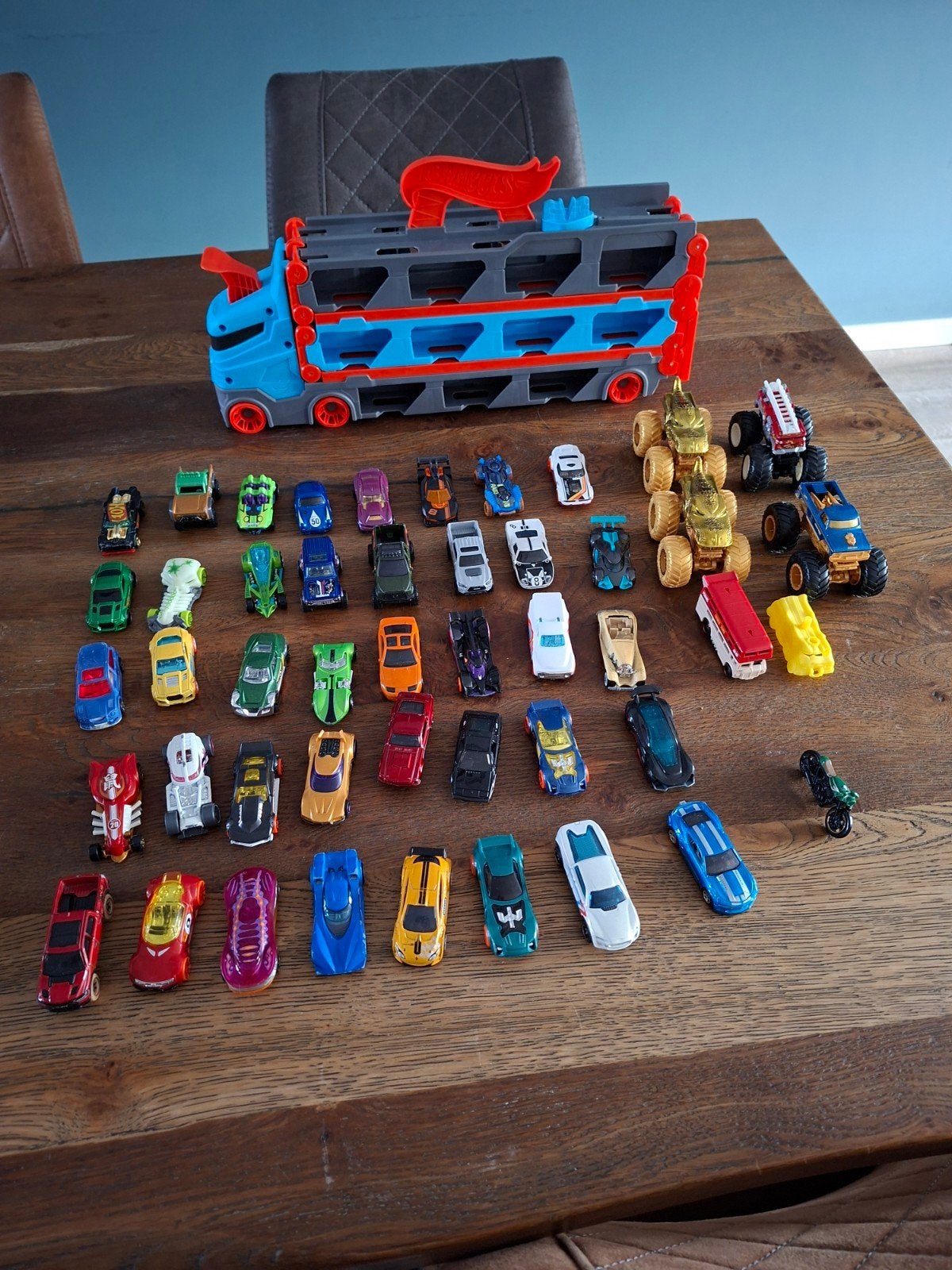 Hotwheels Speedway Oplegger met 45 Auto's, Ophalen, Zo goed als nieuw