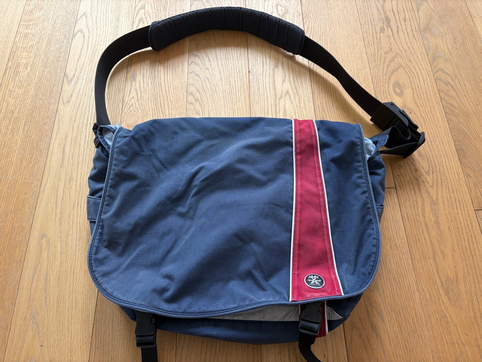 Crumpler Sticky Date 17” Laptop Messenger Bag – Navy/Red, Gebruikt, 17 inch of meer, Ophalen of Verzenden, Blauw