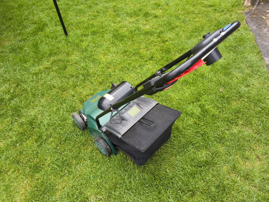 Greenway V300SR Elektrische venticuteer maschine  met opvang, Tuin en Terras, Grasmaaiers, Greenway, Cirkelmaaier, Gebruikt, Elektrische grasmaaier