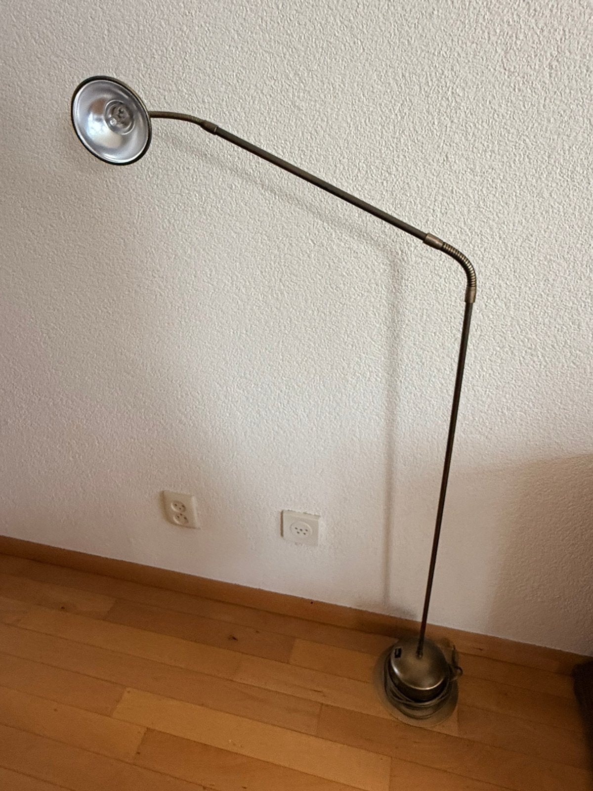 Te koop goudbruin leeslamp. Zelf afhalen., Huis en Inrichting, Lampen | Vloerlampen, Ophalen, Gebruikt, 100 tot 150 cm