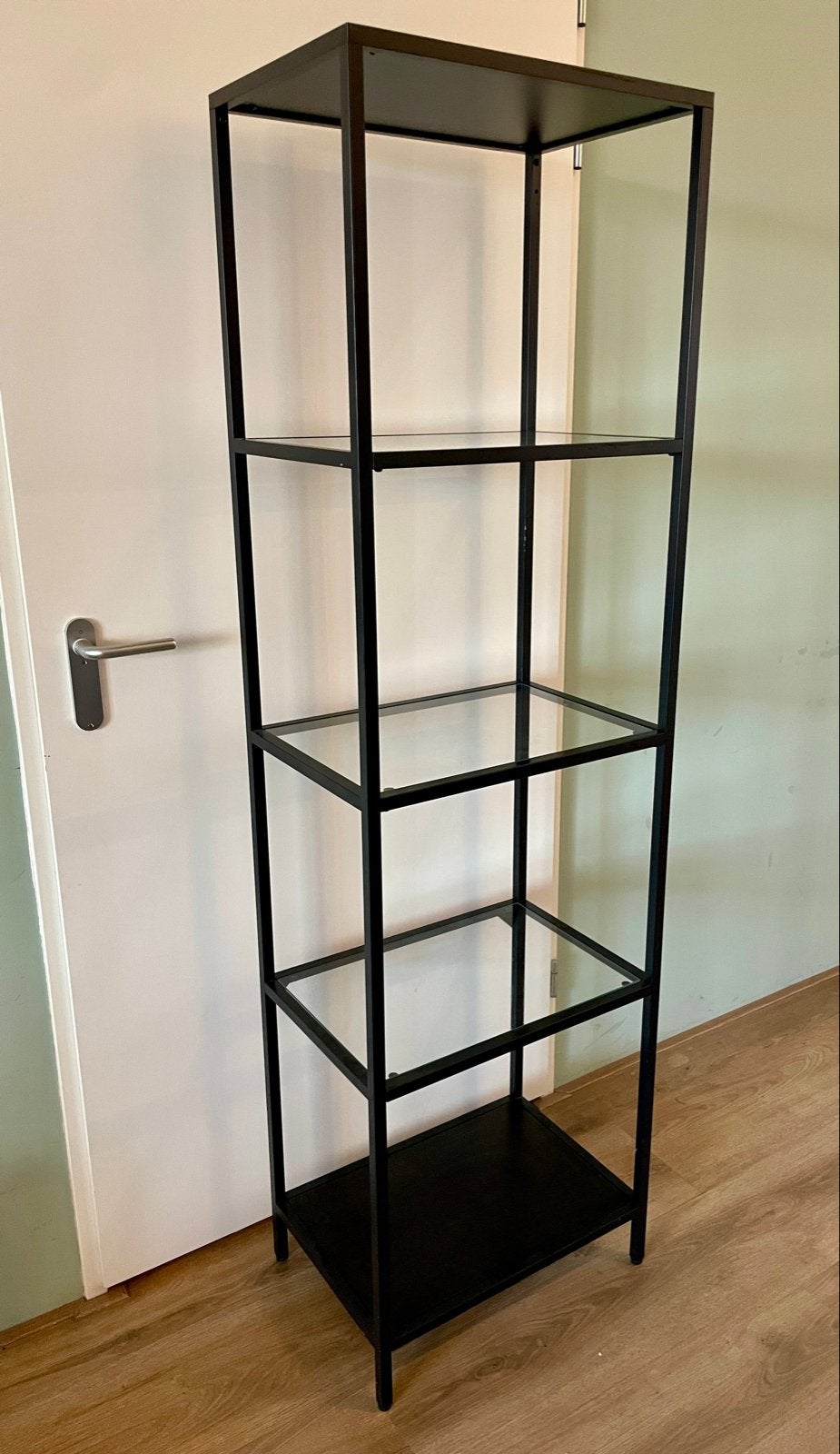 IKEA VITTSJÖ Stellingkast Zwart Metaal Glas 175x51x36 cm, Ophalen, Zo goed als nieuw
