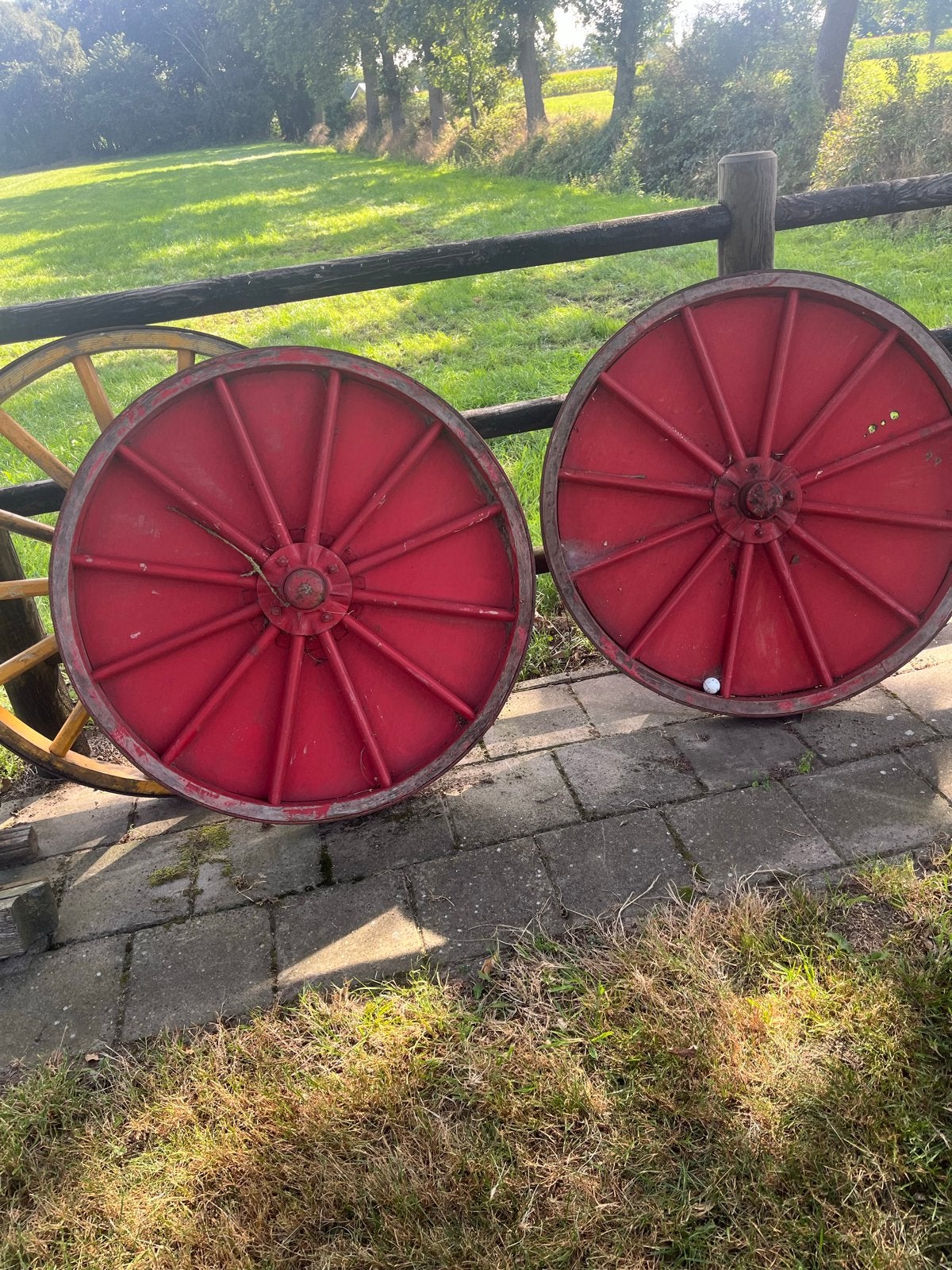 Decoratieve houten wielen - rood en geel, Antiek en Kunst, Ophalen of Verzenden