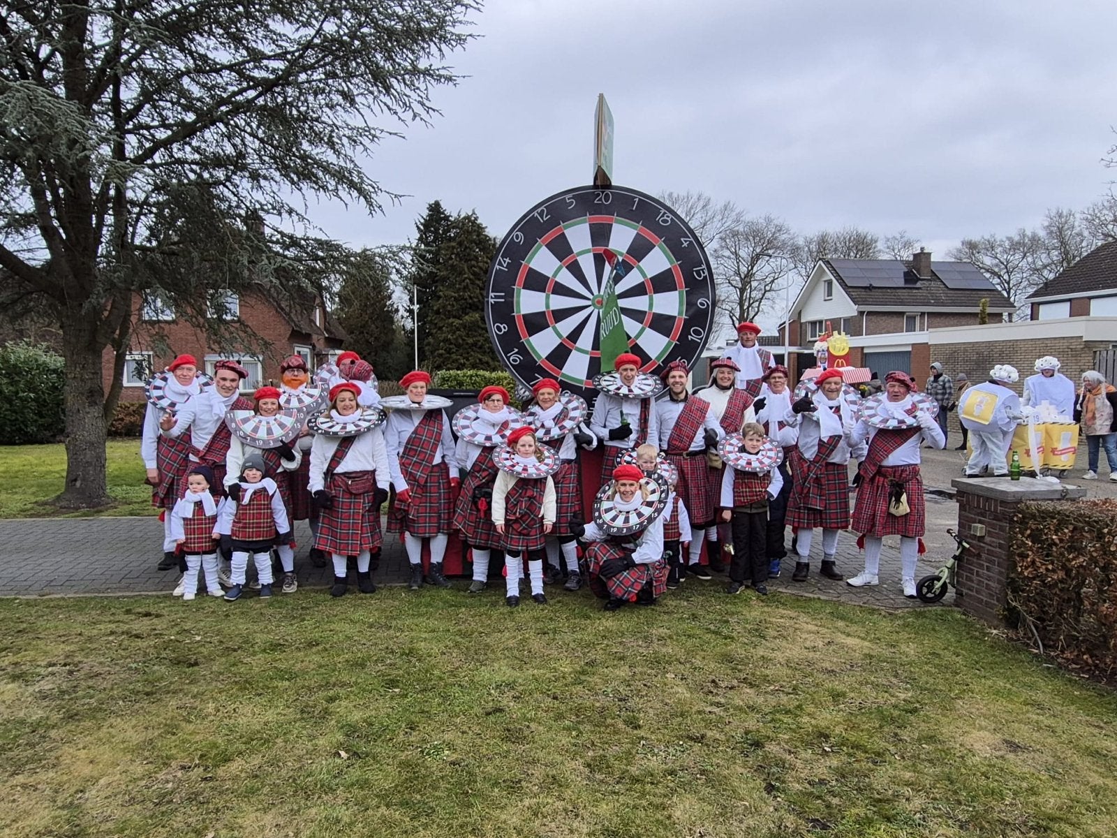Loopgroep met thema Schot in de Roos ( carnaval), Ophalen, Gedragen, Carnaval, Kleding