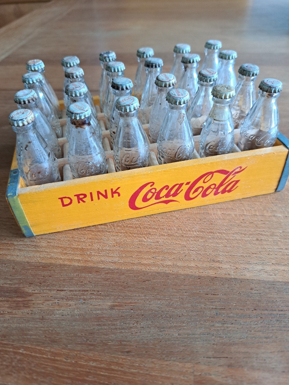 Vintage Coca-Cola miniatuurflesjes in houten krat, Ophalen