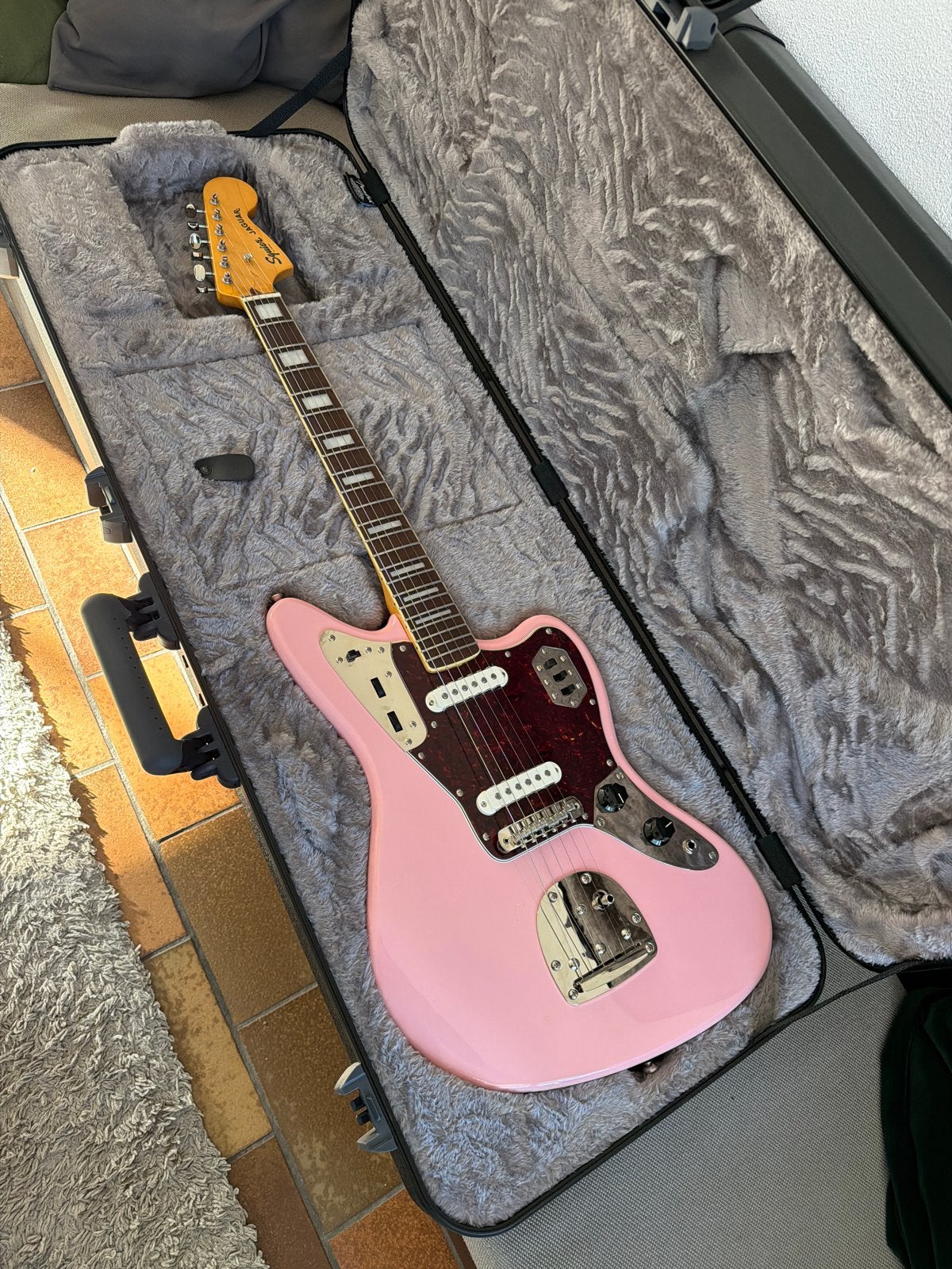 Squier FSR CV 70s Jaguar LRL SHP - Roze!!, Ophalen, Zo goed als nieuw, Solid body, Fender