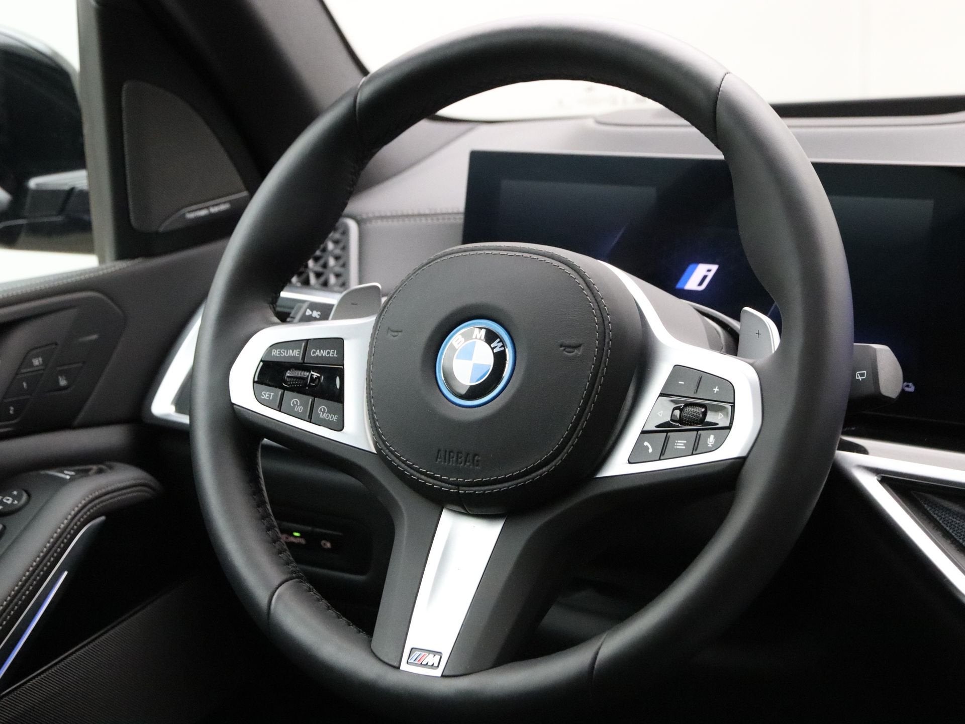 BMW X5 xDrive50e (bj 2025, automaat), Auto's, Gebruikt, 2395 kg, Met garantie (alle), Zwart