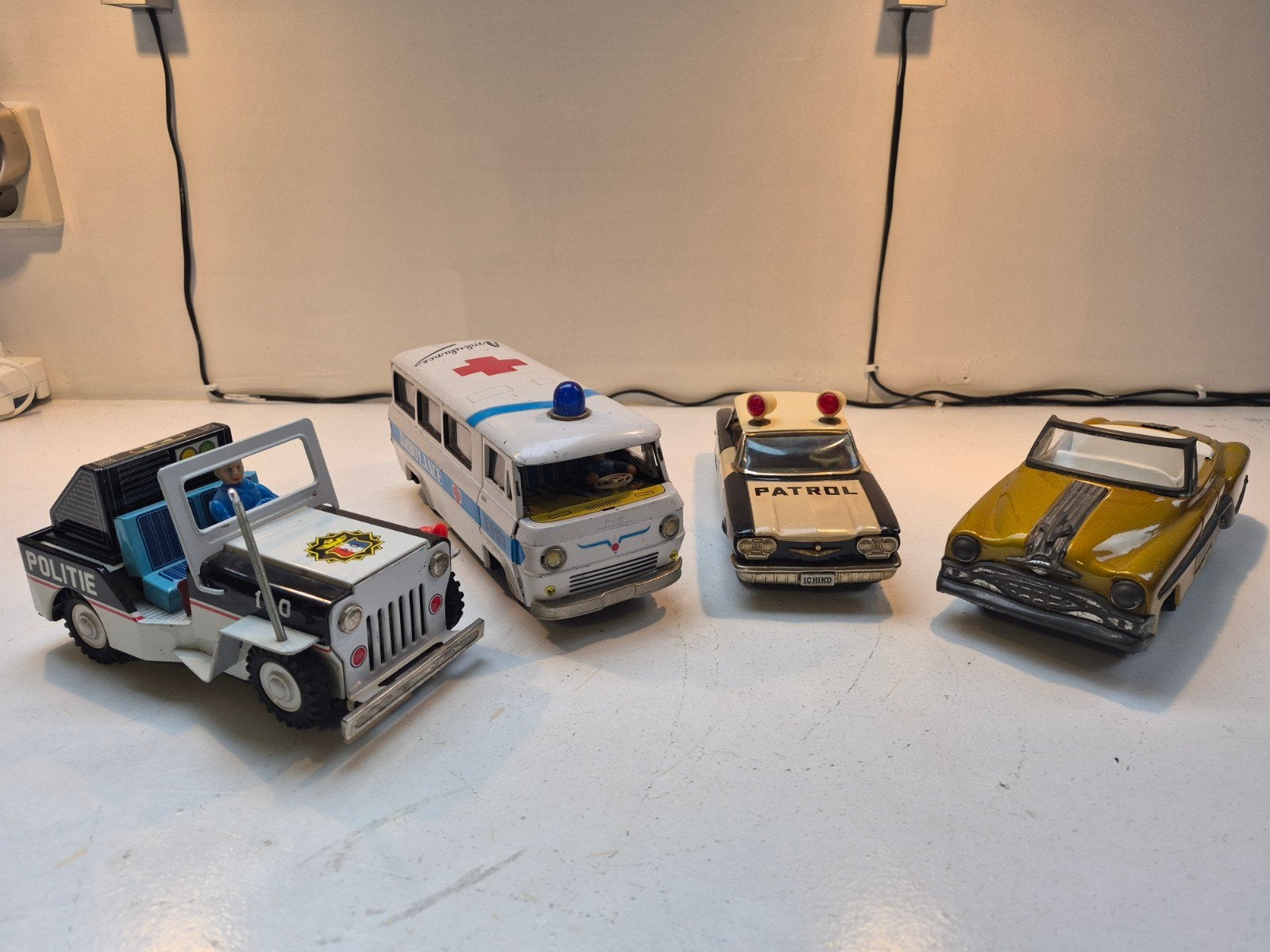 Vintage blikken speelgoedauto's: politie, ambulance, patrol, Ophalen of Verzenden, Gebruikt