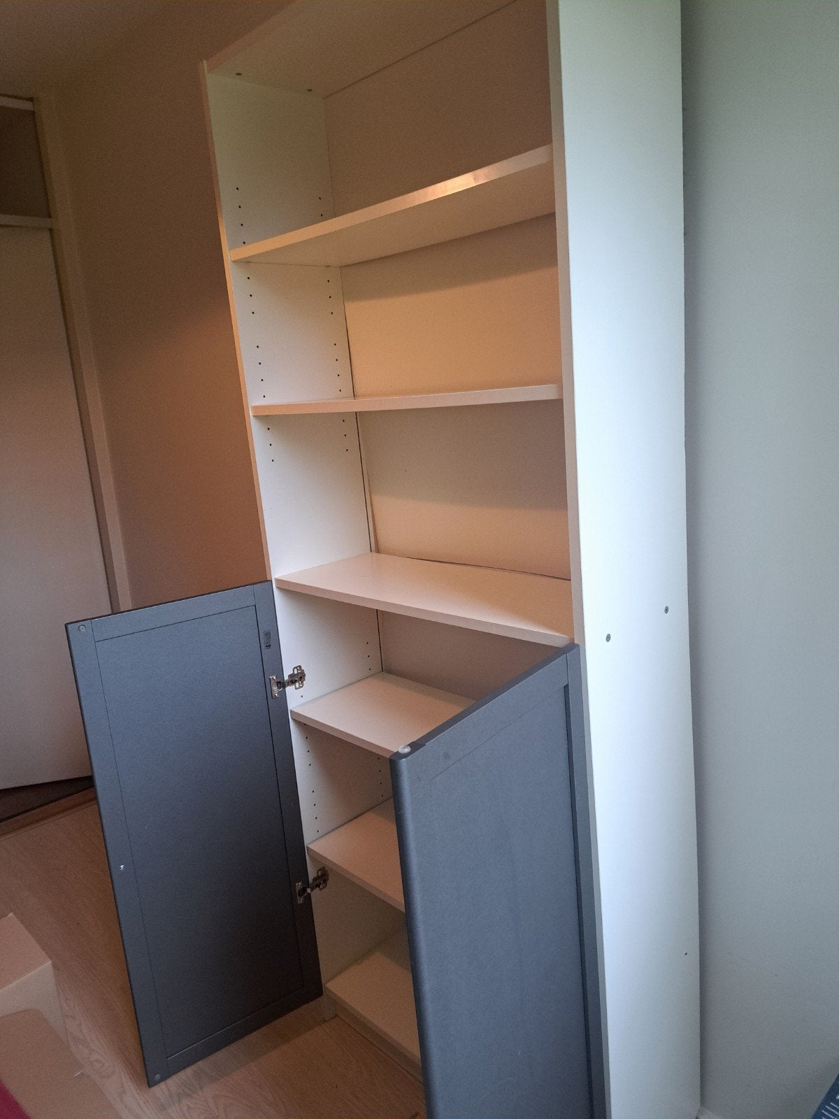 Witte kast met grijze deuren en verstelbare planken, Huis en Inrichting, Ophalen, Gebruikt