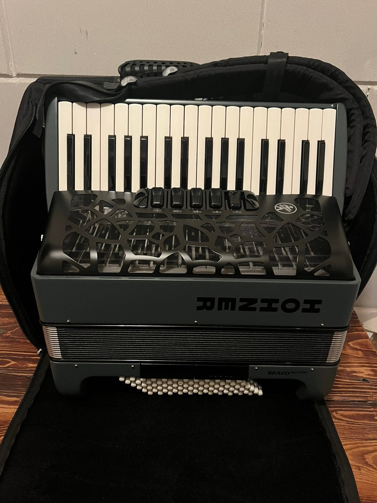 Hohner Bravo III My Color, Muziek en Instrumenten, 72-bas, Hohner, Met koffer, Nieuw