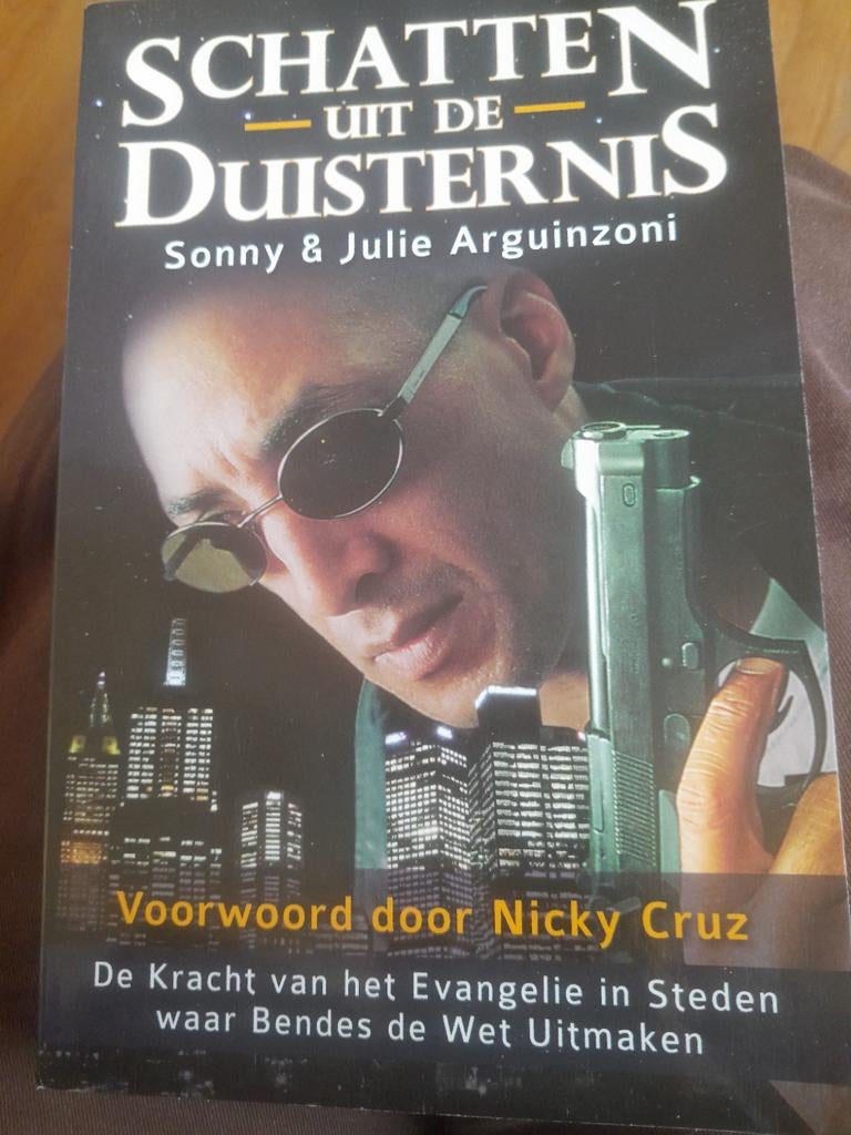 S. Arguinzoni - Schatten uit de duisternis, Ophalen of Verzenden, Zo goed als nieuw, S. Arguinzoni; J. Arguinzoni