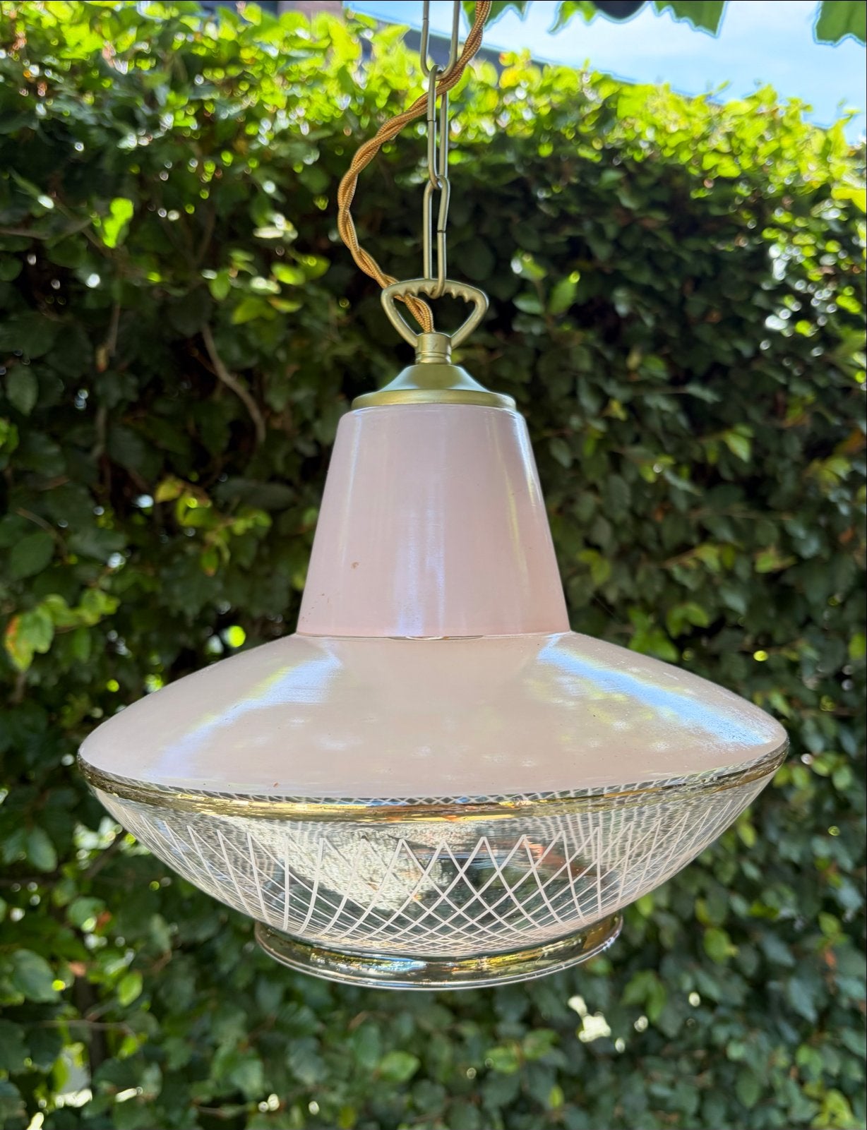 Vintage roze hanglamp met glazen kap en gouden details, Gebruikt, Vintage, retro, brocante, Glas, E27 (groot)
