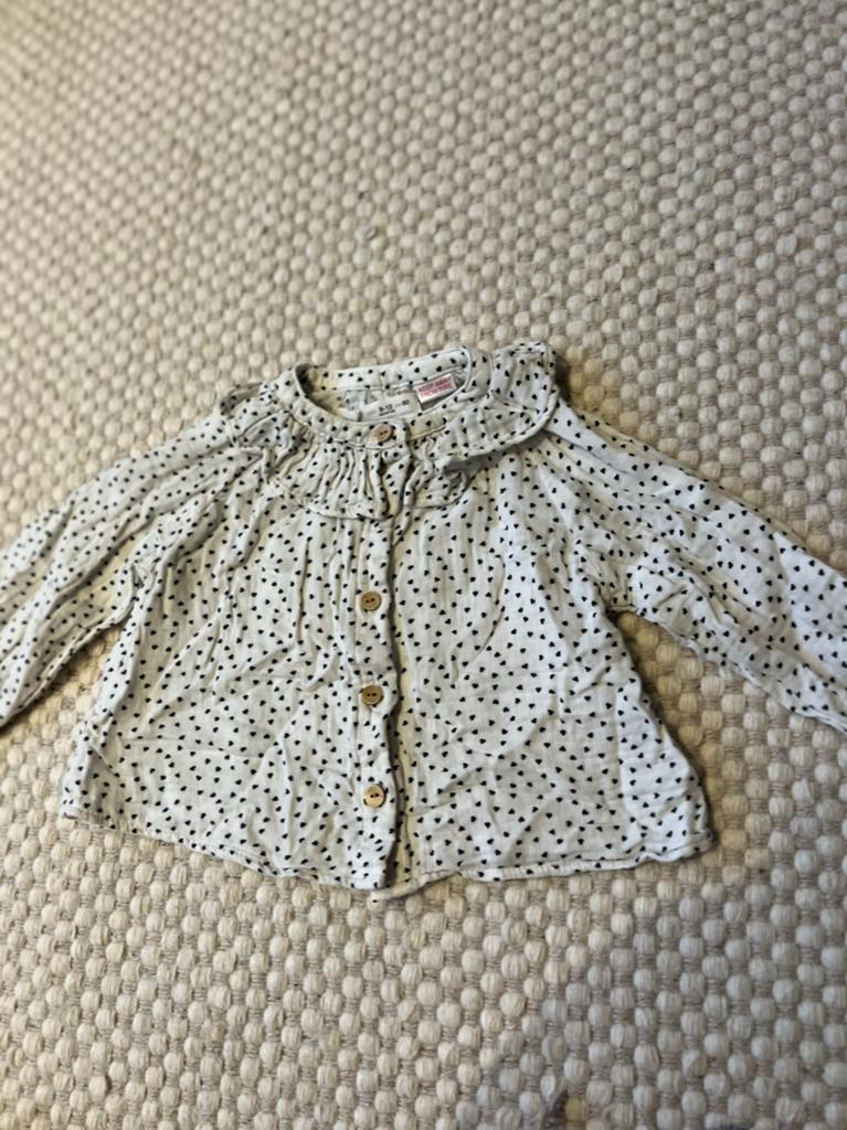 Zara witte blouse met zwarte hartjes maat 80, Kinderen en Baby's, Babykleding | Overige, Ophalen of Verzenden, Zo goed als nieuw
