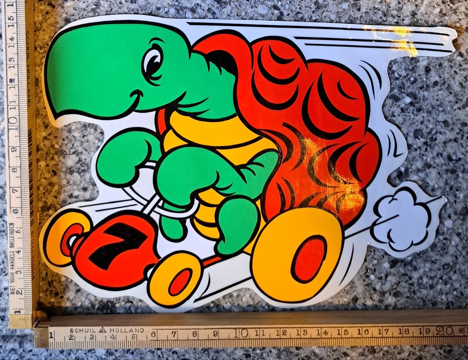 Grote grappige vintage sticker schildpad op cart skelter, Ophalen of Verzenden, Zo goed als nieuw