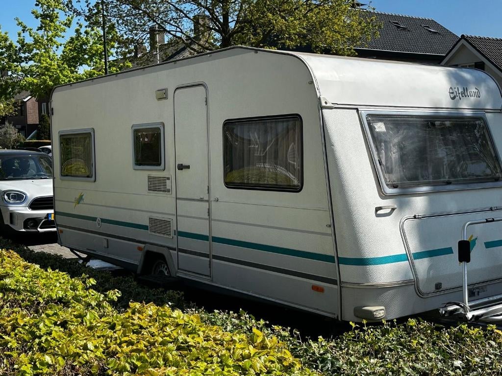 Caravan Eifelland+voortent - 2 losse bedden-in topstaat!, Rondzit, 7 tot 8 meter, 500 - 750 kg, Disselslot