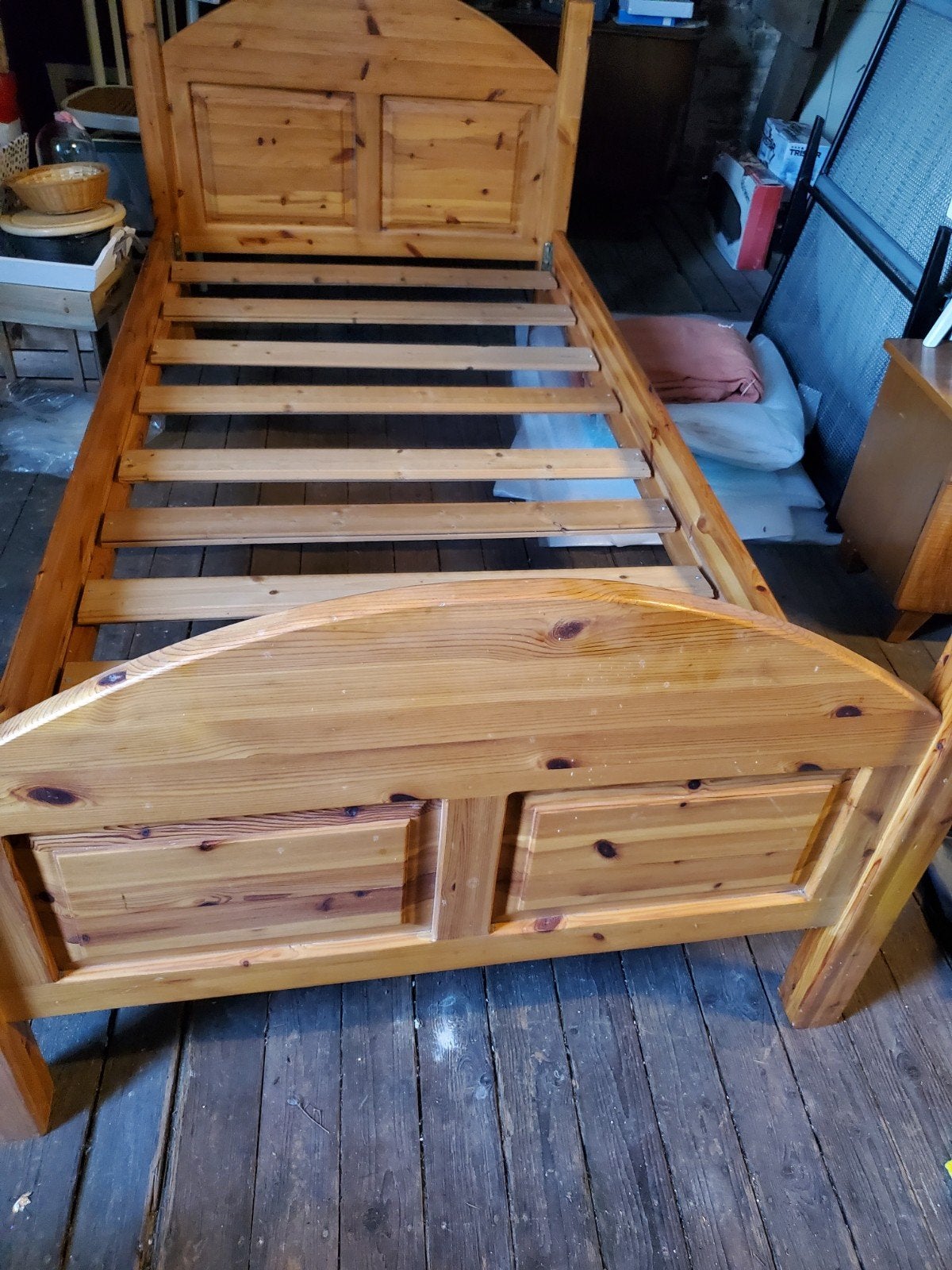 Eenpersoonsbed van grenenhout met lattenbodem, Huis en Inrichting, Slaapkamer | Bedden, Ophalen, Gebruikt, 90 cm, Eenpersoons