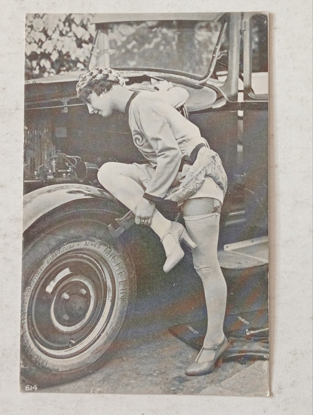 Ansichtkaart: Dame met Auto en Michelin Band, Verzamelen, Ophalen of Verzenden, 1920 tot 1940, Gelopen