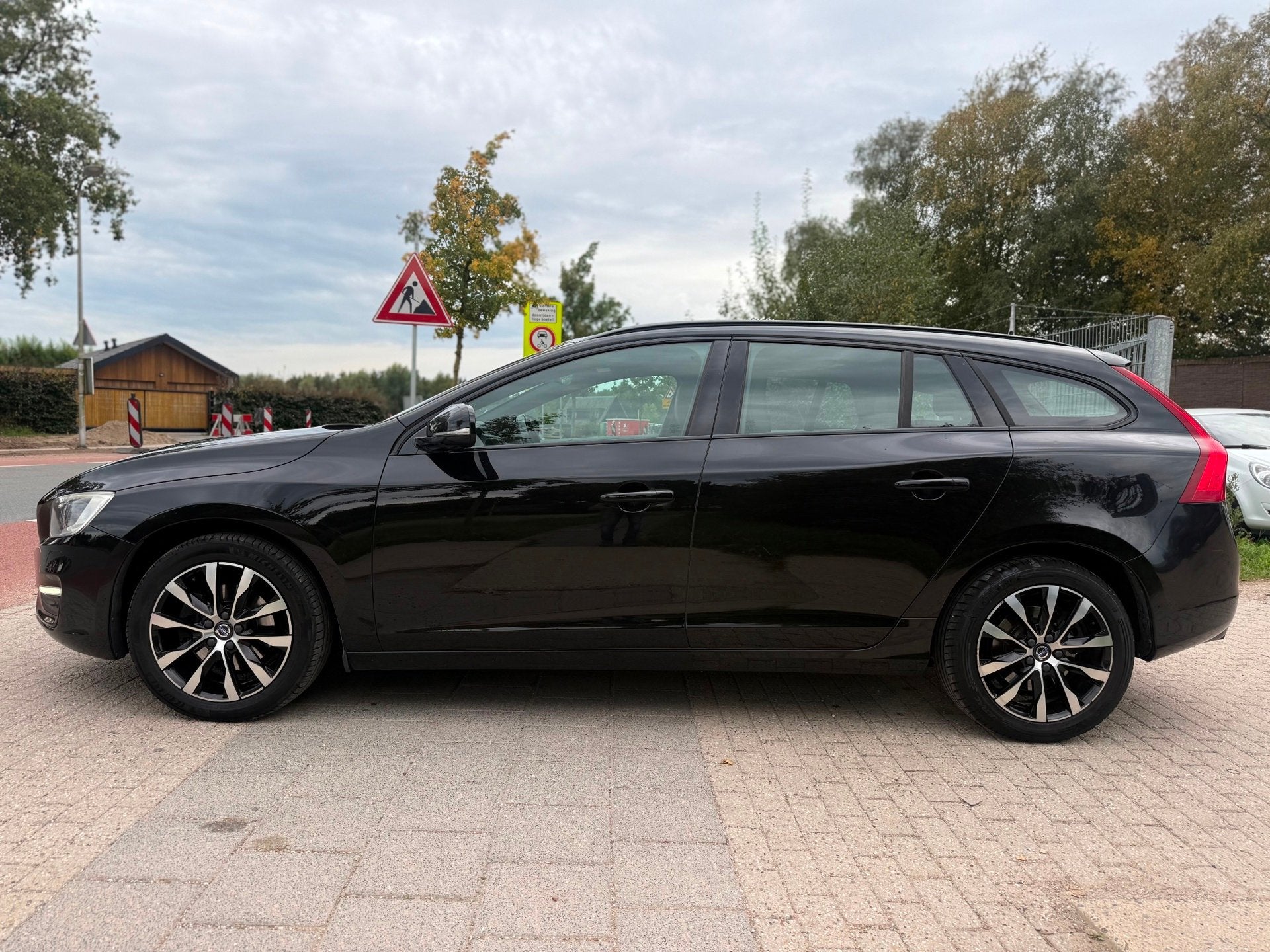 Volvo V60 2.0 D3 R-Design AIRCO CRUISE LEDER NAVI PDC XENON, Auto's, Voorwielaandrijving, Dealer onderhouden, Gebruikt, Euro 6