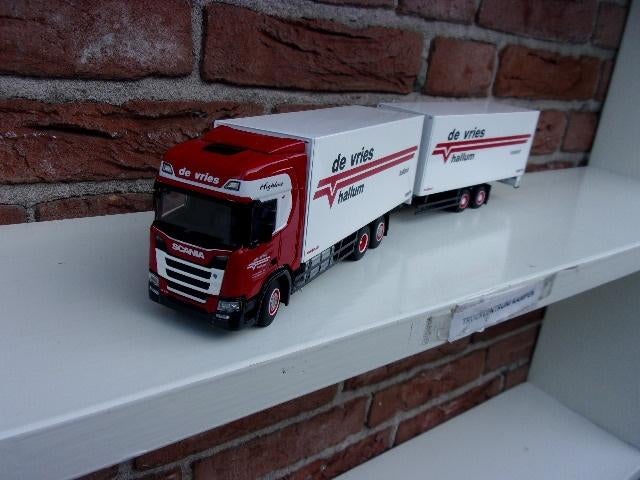 WSI  Scania  R  Highline  van  De  Vries - Hallum., Hobby en Vrije tijd, Modelauto's | 1:50, Ophalen of Verzenden, Nieuw, Bus of Vrachtwagen