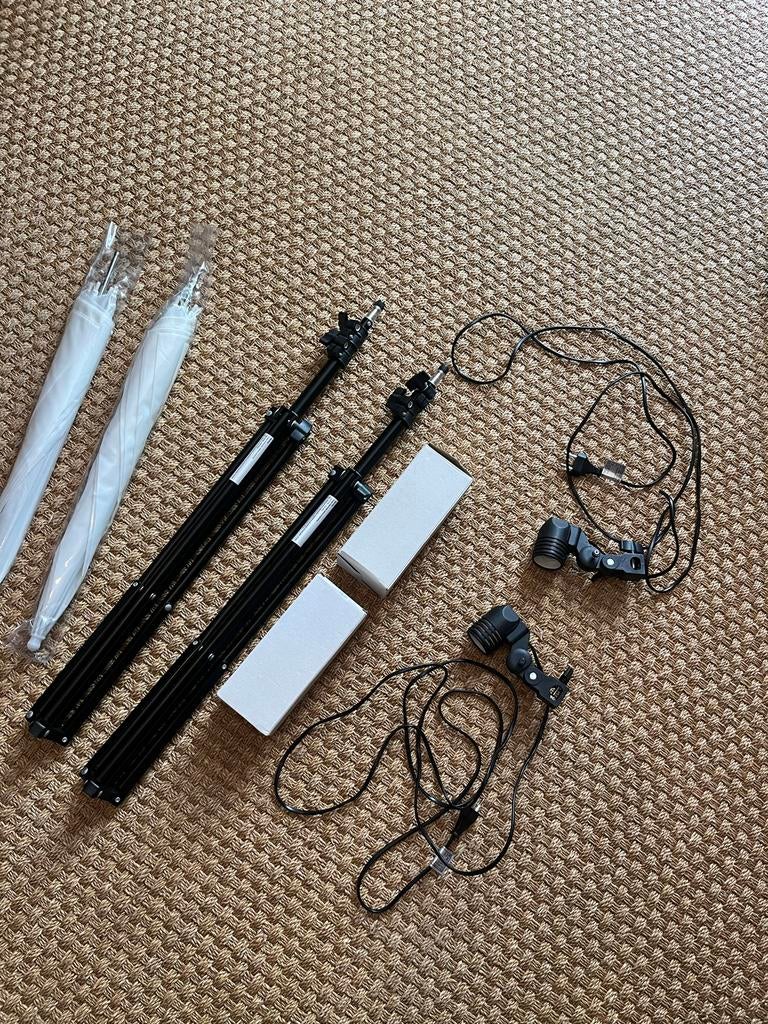 Complete Fotostudio Set: 2 Paraplu's, 2 Lampen, 2 Statieven, Ophalen of Verzenden, Zo goed als nieuw