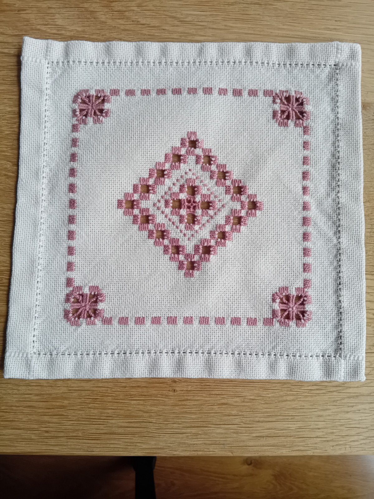 Geborduurd kleedje 23x23 cm, roze patroon, Ophalen of Verzenden, Zo goed als nieuw, Handborduren, Overige typen
