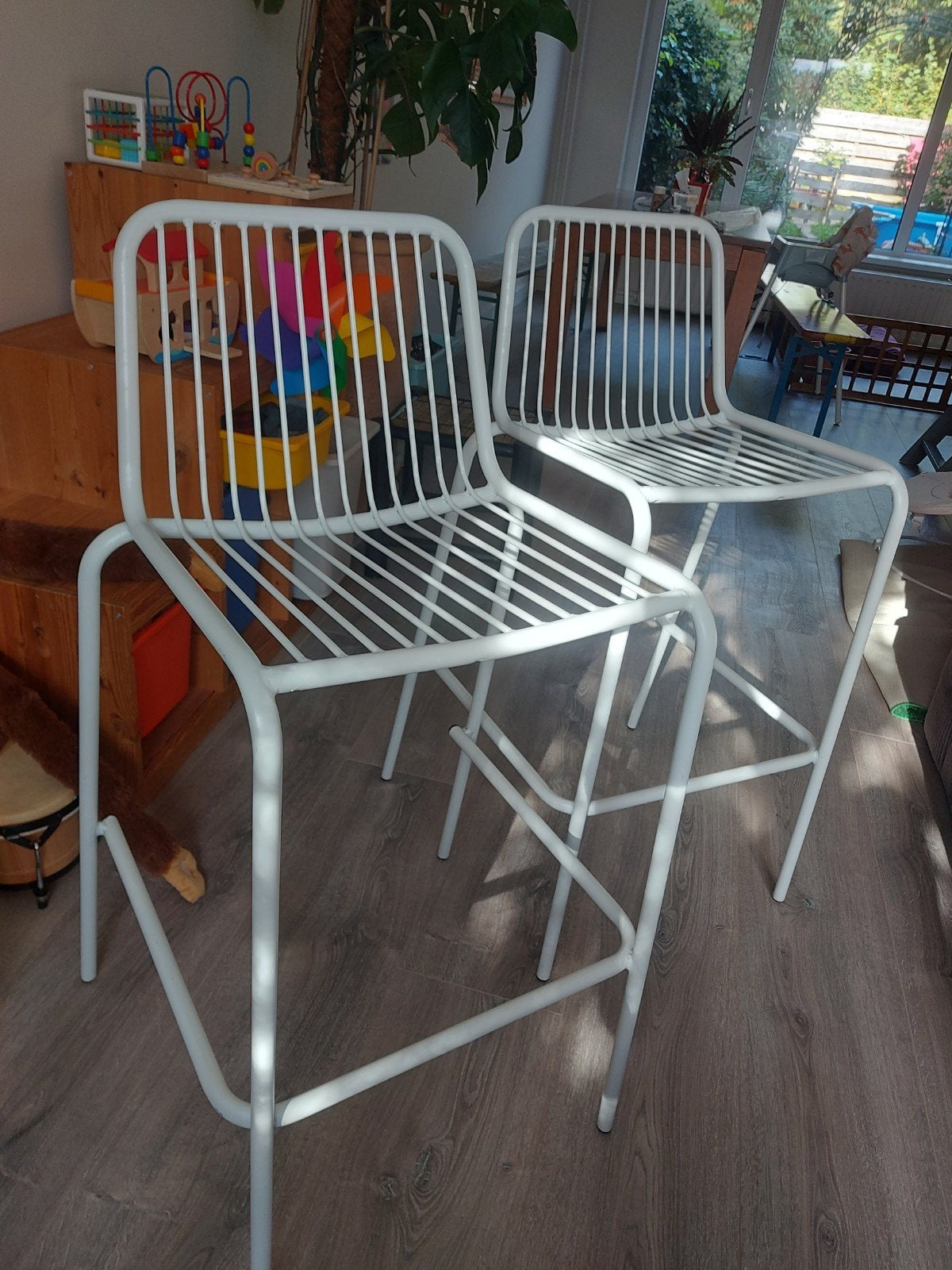 Sklum stapelbare barkrukken. 2 Stuks. Wit Gepoedercoat Staal, Huis en Inrichting, Ophalen, Gebruikt, Met voetsteun, Metaal