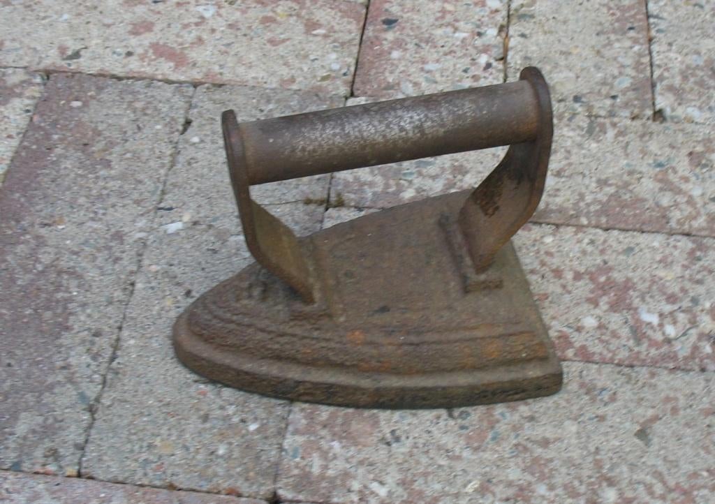 Antieke ijzeren strijkbout, Antiek en Kunst, Antiek | Gereedschap en Instrumenten, Ophalen of Verzenden