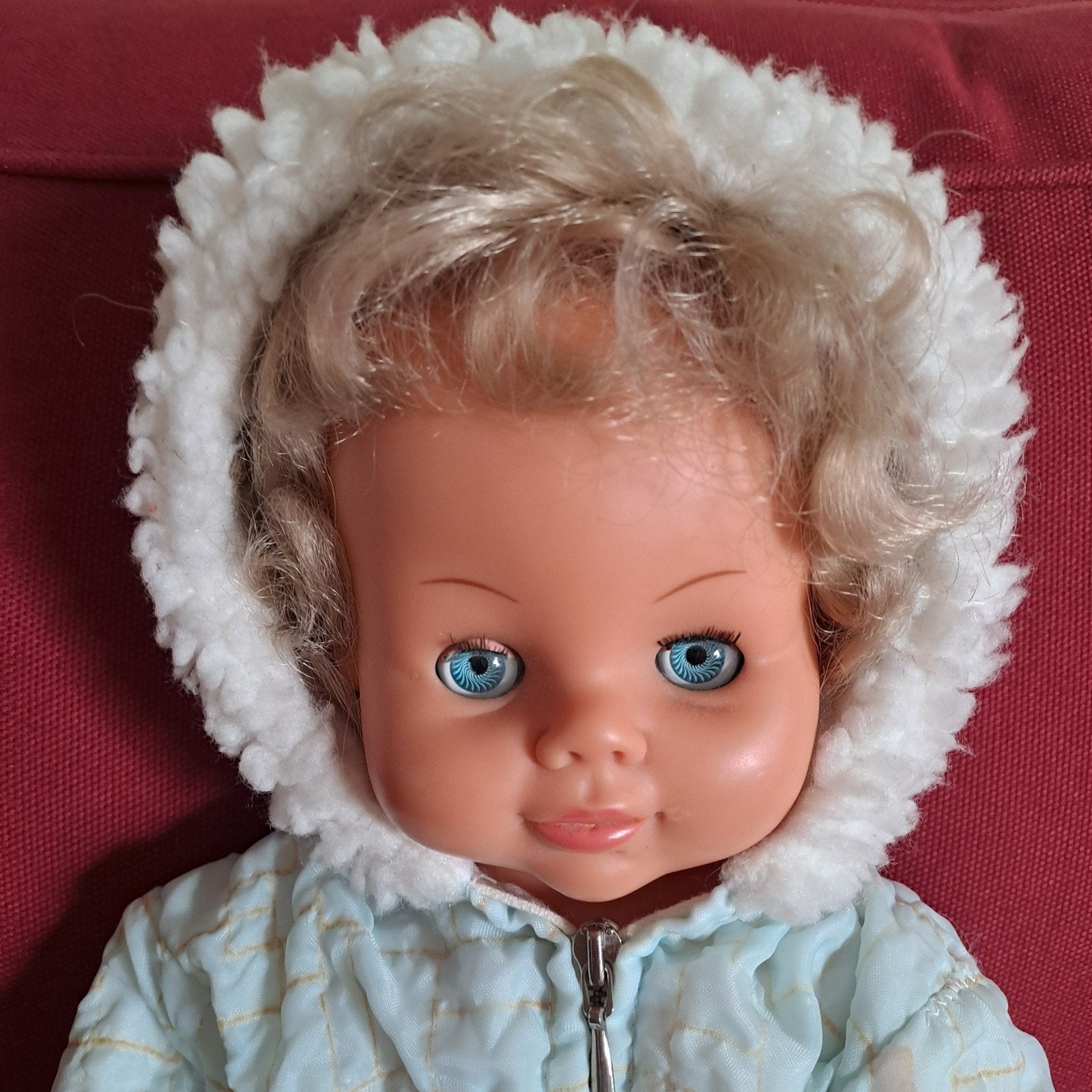 Vintage Babypop met blauwe ogen en blond krullend haar, Ophalen of Verzenden