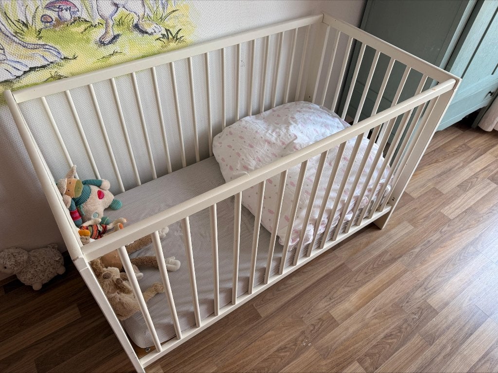 Wit houten Ikea peuter ledikant afm. 120x60 cm., Kinderen en Baby's, Ophalen, Gebruikt, Ledikant