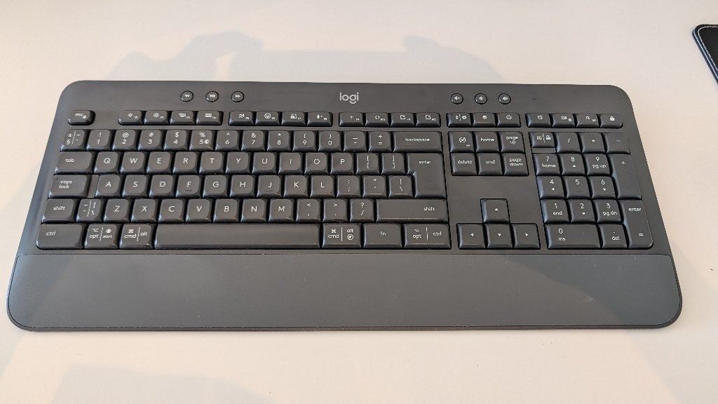 Logitech K650 Toetsenbord + Logi Bolt USB, Computers en Software, Toetsenborden, Zo goed als nieuw, Qwerty, Draadloos, Ophalen of Verzenden