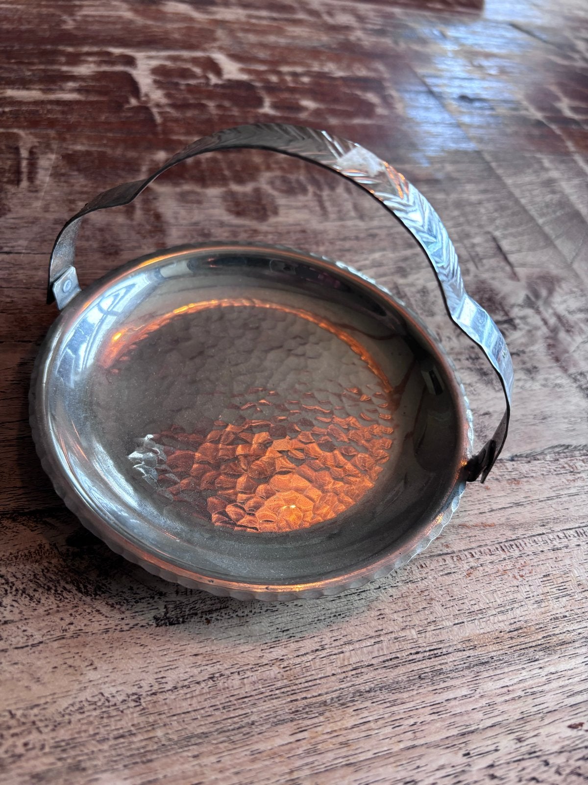Vintage serveerschaal met beugelhandvat – gehamerd metaal, Ophalen