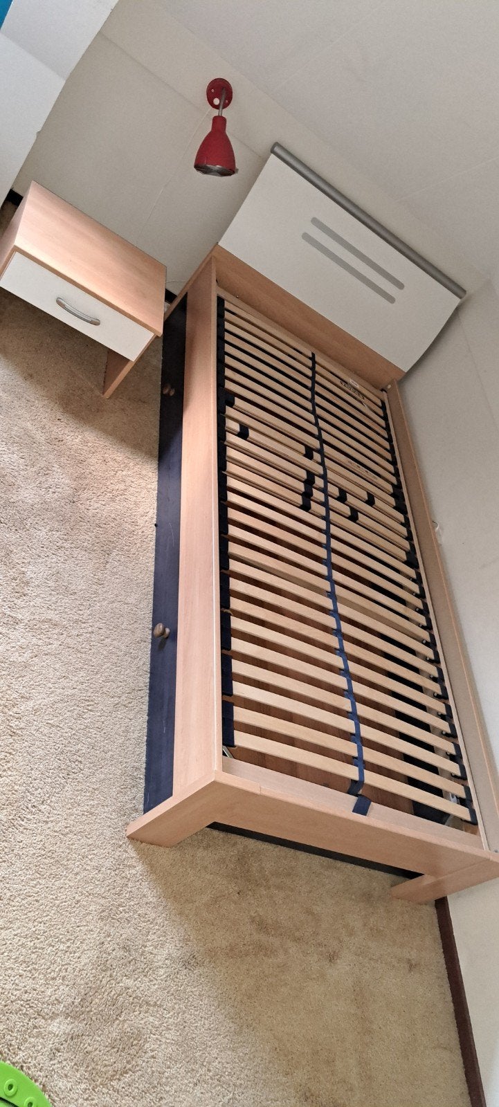 Eenpersoonsbed met lattenbodem en nachtkastje en kast, Ophalen, Gebruikt, 90 cm, Eenpersoons