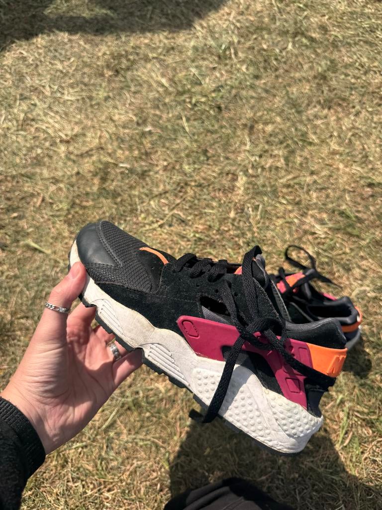Nike Huarache - Maat 40 (valt als 39), Ophalen of Verzenden, Zo goed als nieuw, Zwart, Sneakers of Gympen