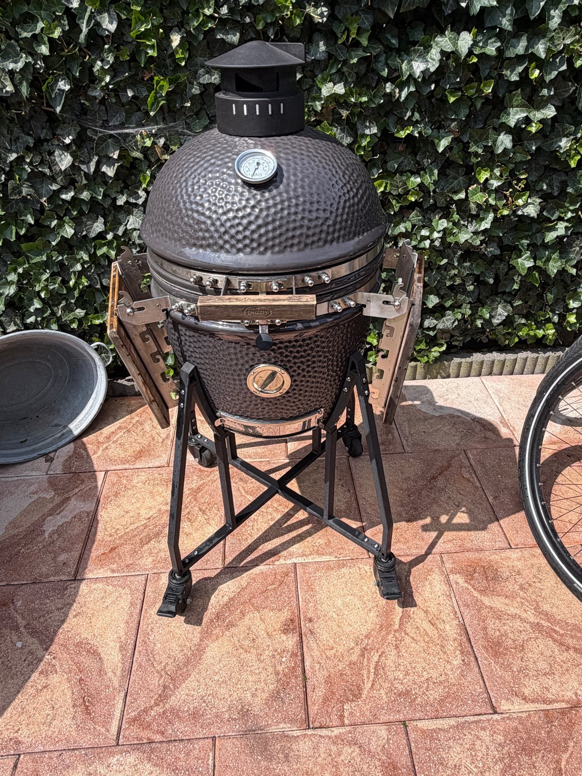 Grizzly Grills Kamado BBQ met hoes en zijtafels, Ophalen, Gebruikt