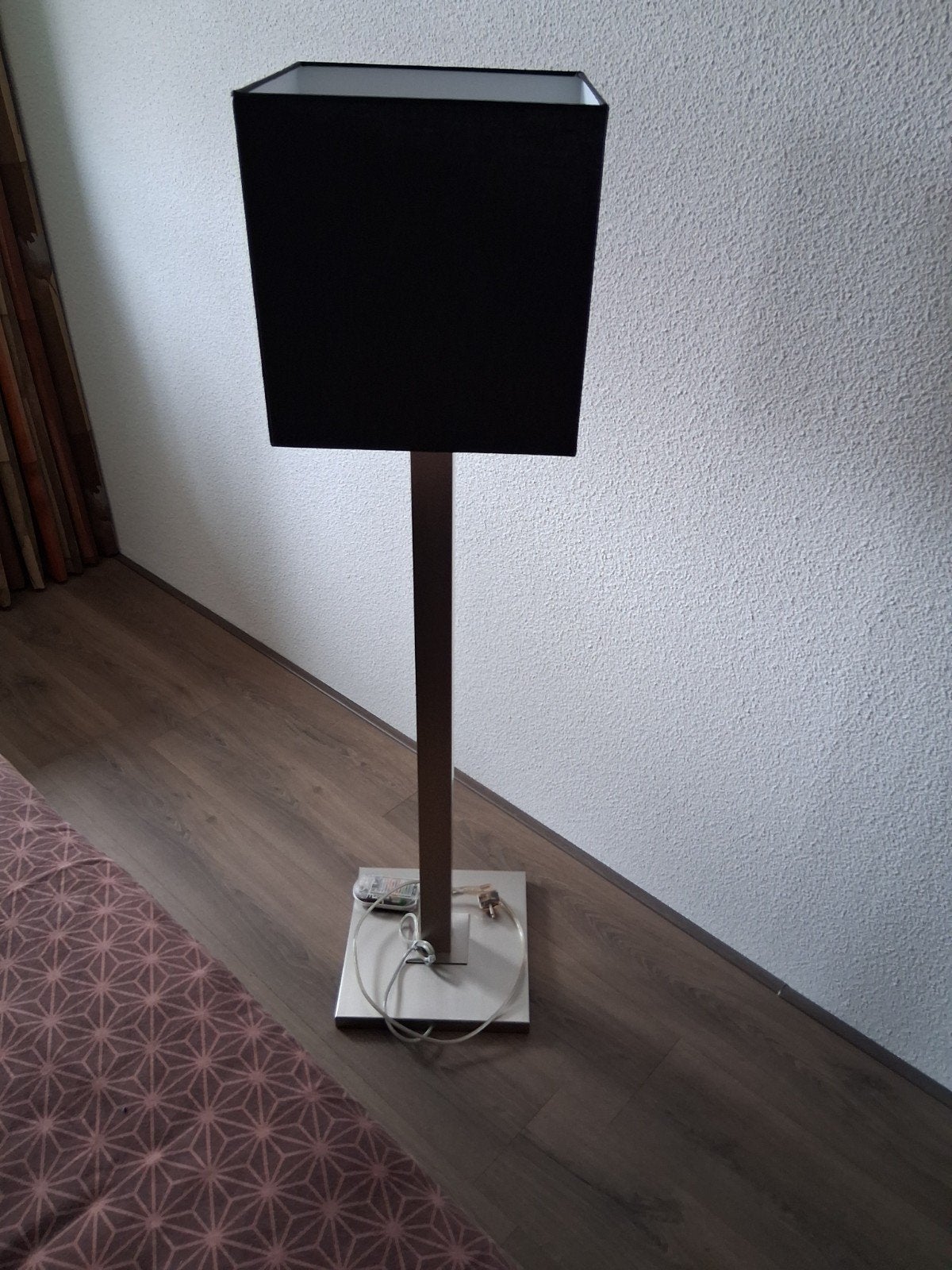 Moderne staande lamp met zwarte kap, Huis en Inrichting, Lampen | Vloerlampen, Ophalen, Gebruikt, E27 (groot), Textiel