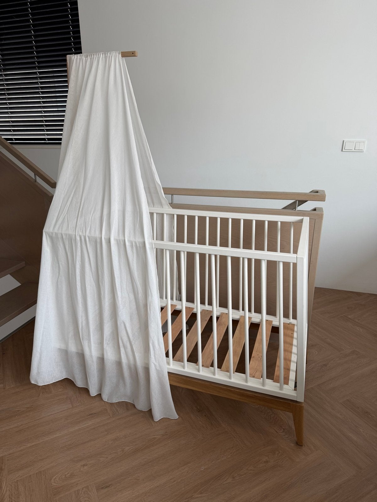 Leander Ledikant Luna 120/60 cm wit/eikenhout met klamboe, Ophalen, Zo goed als nieuw, Ledikant