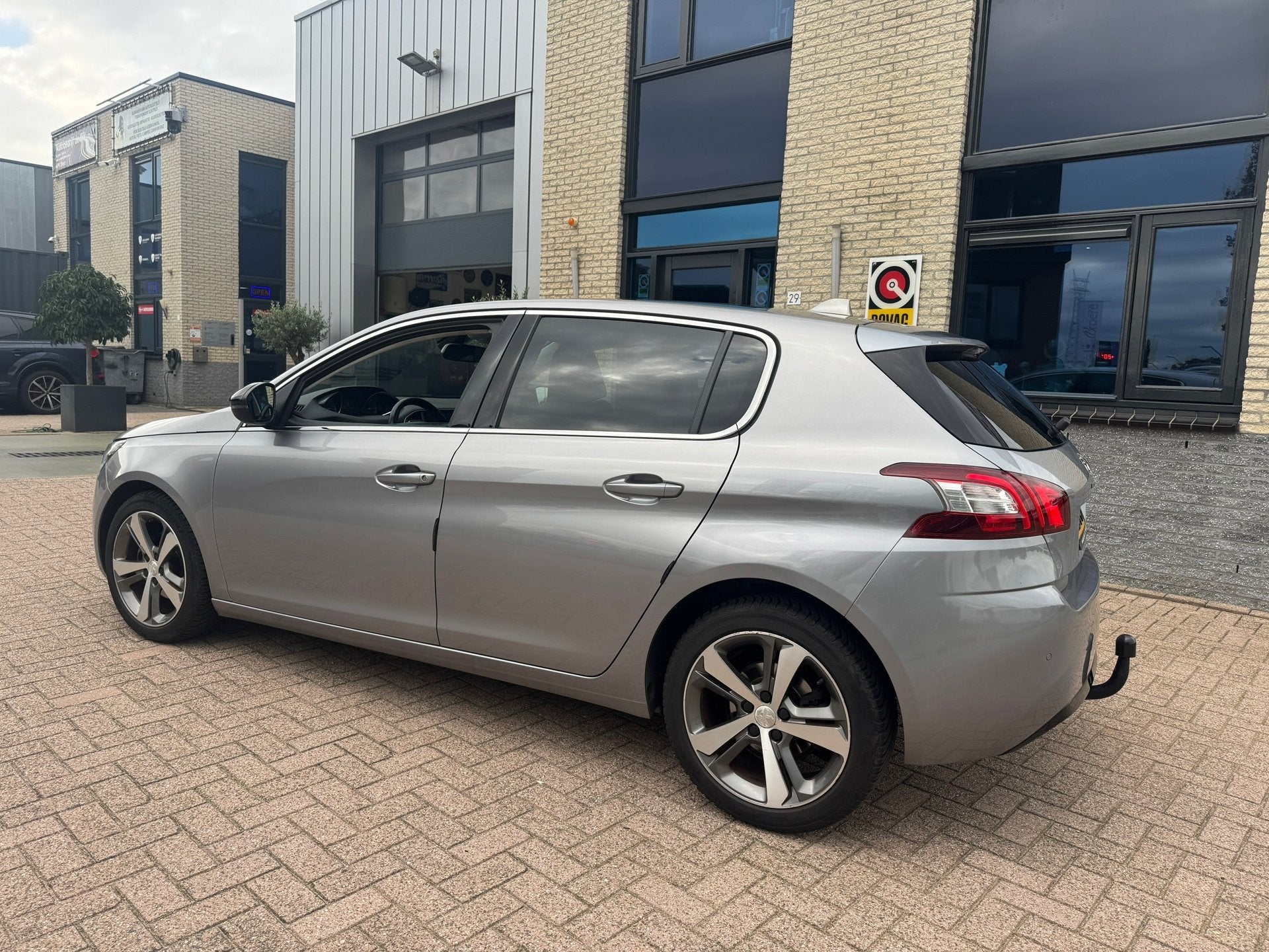 Peugeot 308 1.2 PureTech Allure- panodak-trekhaak- automaat, Auto's, Dealer onderhouden, Gebruikt, Euro 6, 1199 cc
