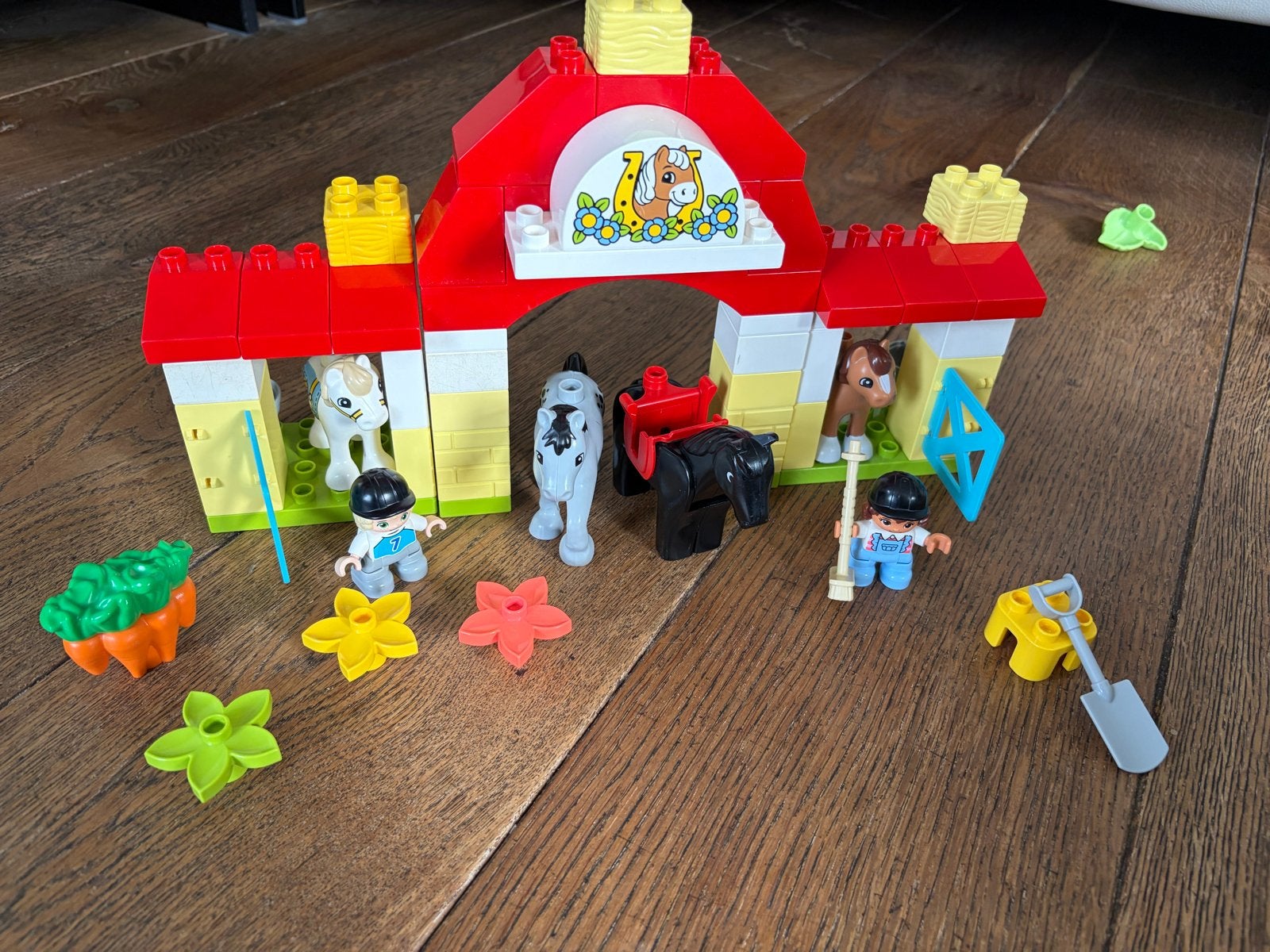 Duplo 10951 paardenstal met figuren en 2 extra paarden, Ophalen, Gebruikt, Overige merken