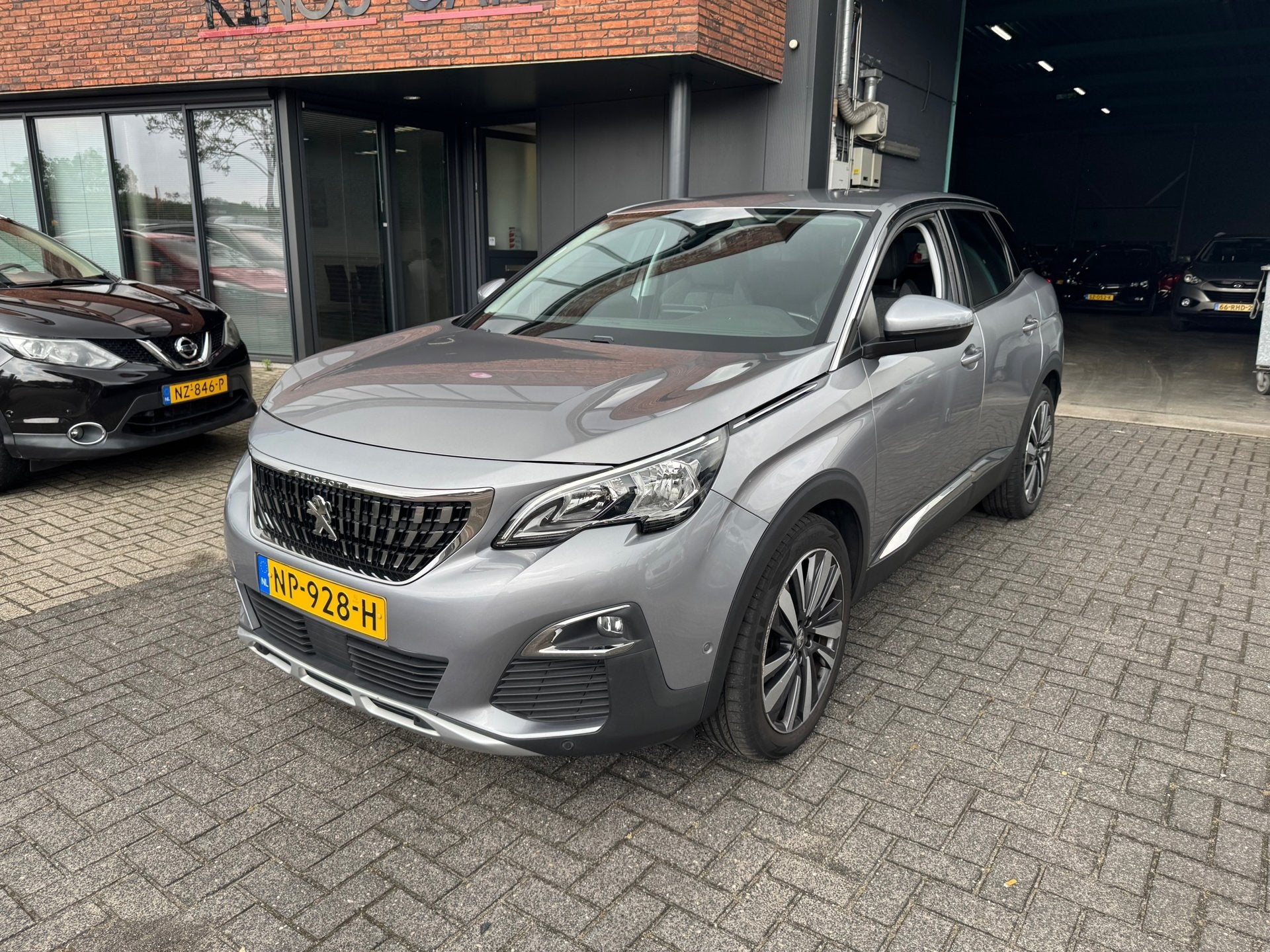 Peugeot 3008 1.2 PureTech Première CAMERA CRUISE TREKHAAK E, Gebruikt, Euro 6, 1199 cc, Leder en Stof
