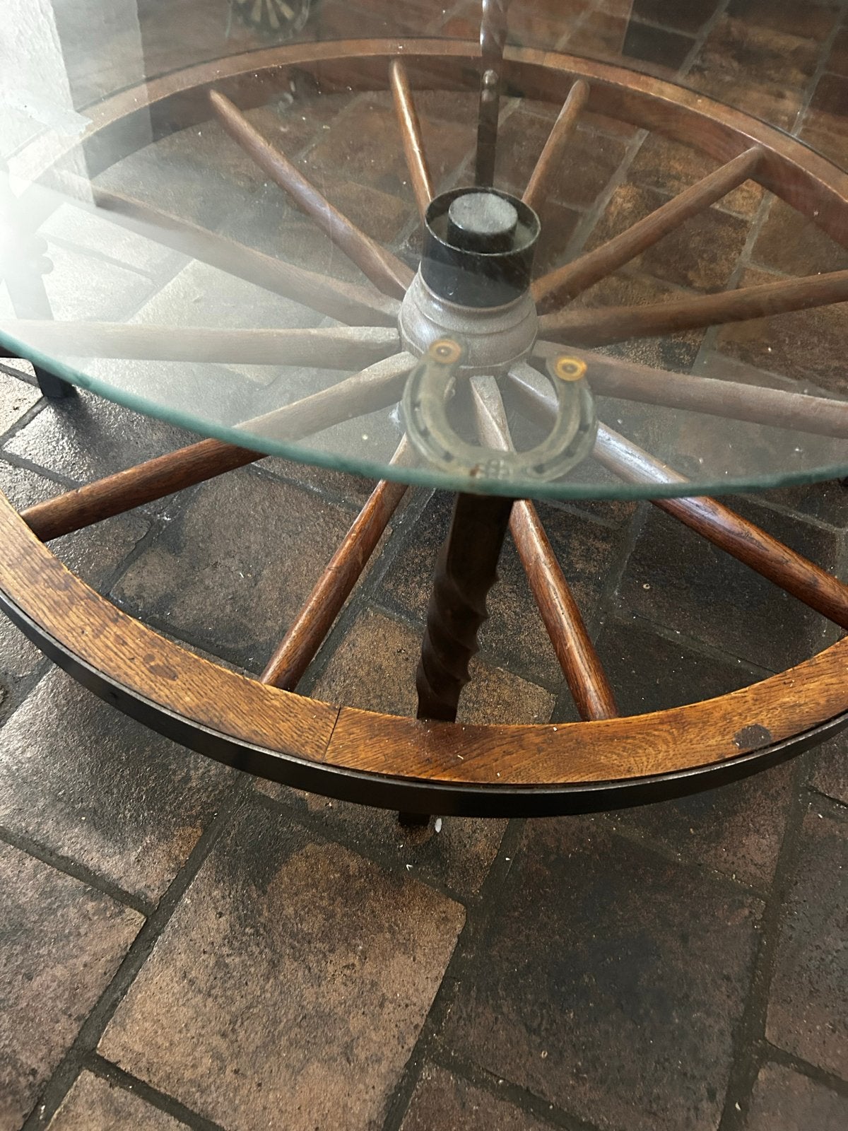 Unieke salontafel met wagenwiel en glazen blad, Ophalen