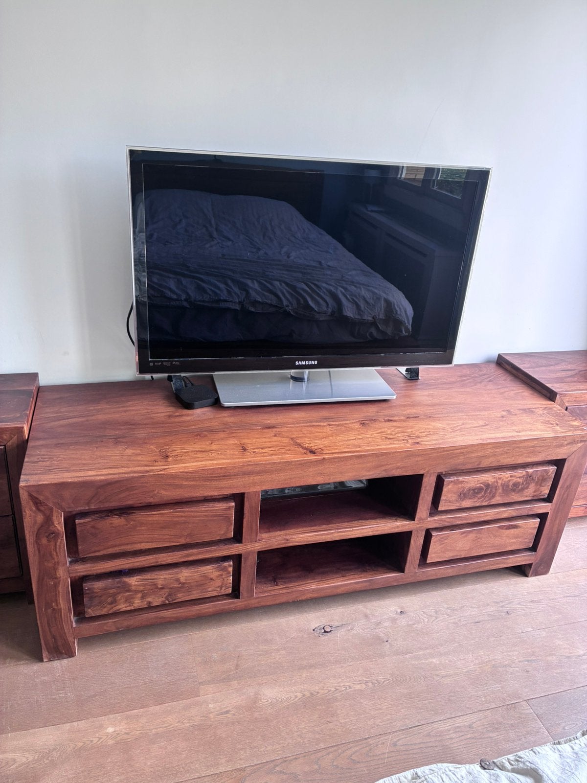 Solid Wood TV Unit for Sale (with free Samsung TV), Huis en Inrichting, Kasten | Televisiemeubels, Ophalen, Zo goed als nieuw