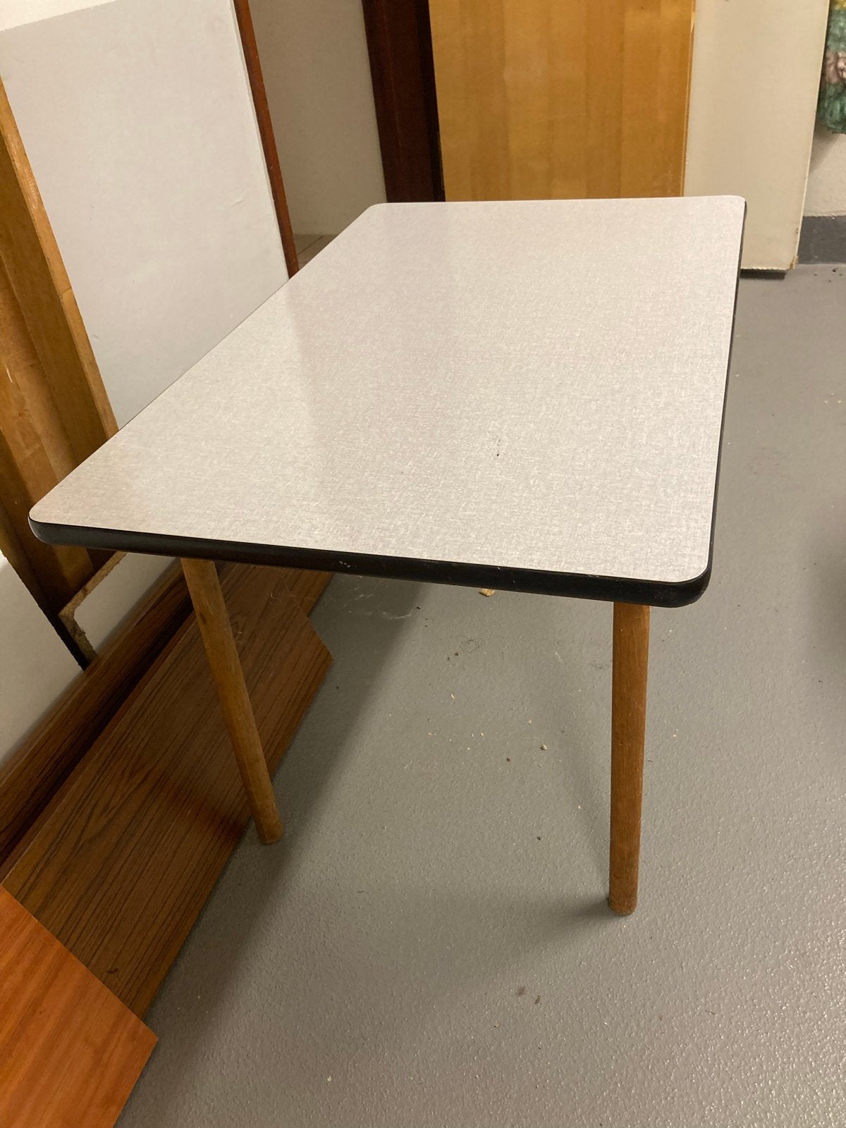 Bijzettafel met houten poten, Gebruikt, Rechthoekig, Ophalen, 45 tot 60 cm