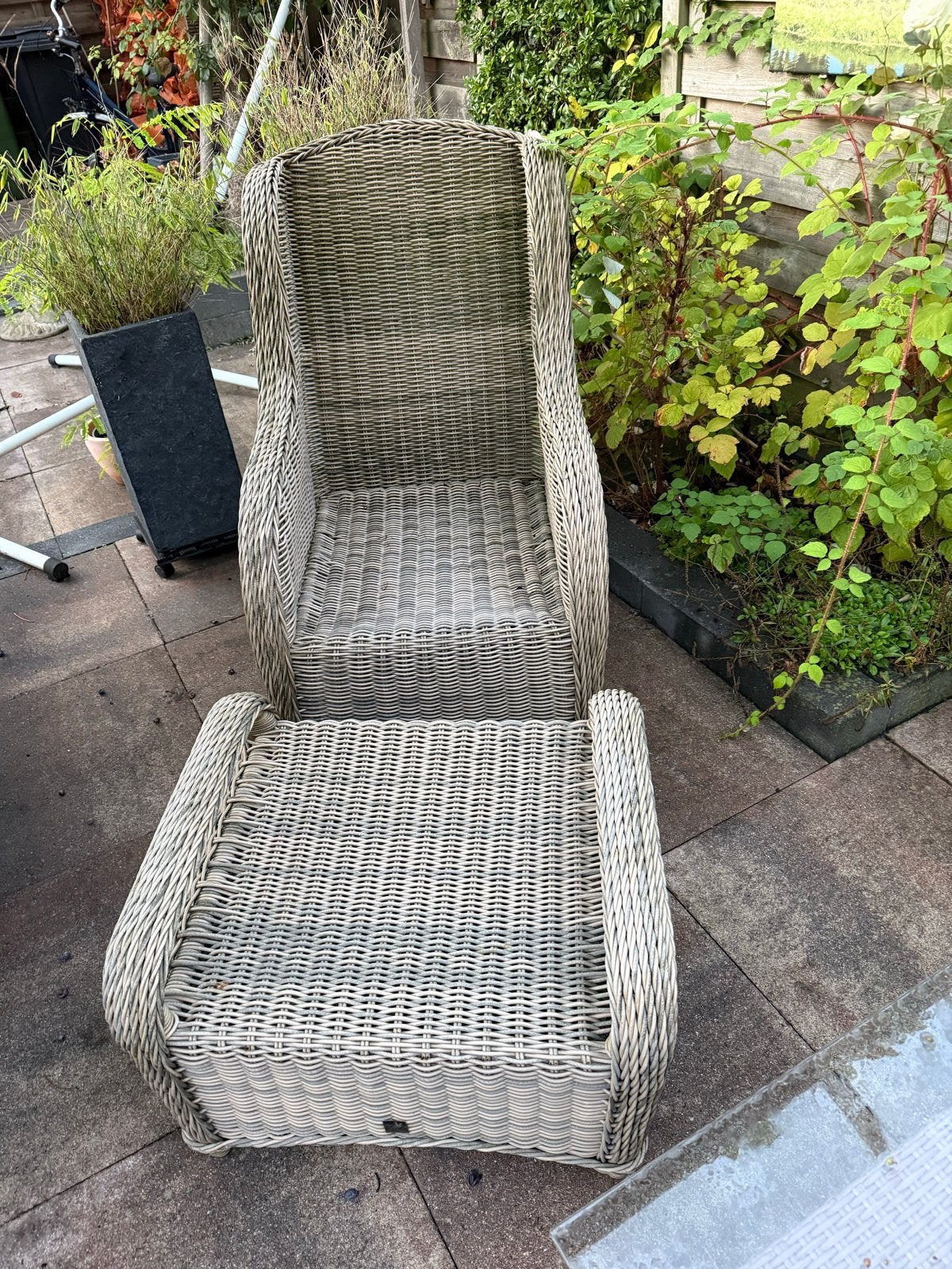 Rieten kunststof wicker tuinstoel met voetenbankje, Tuin en Terras, Ophalen, Gebruikt, Wicker