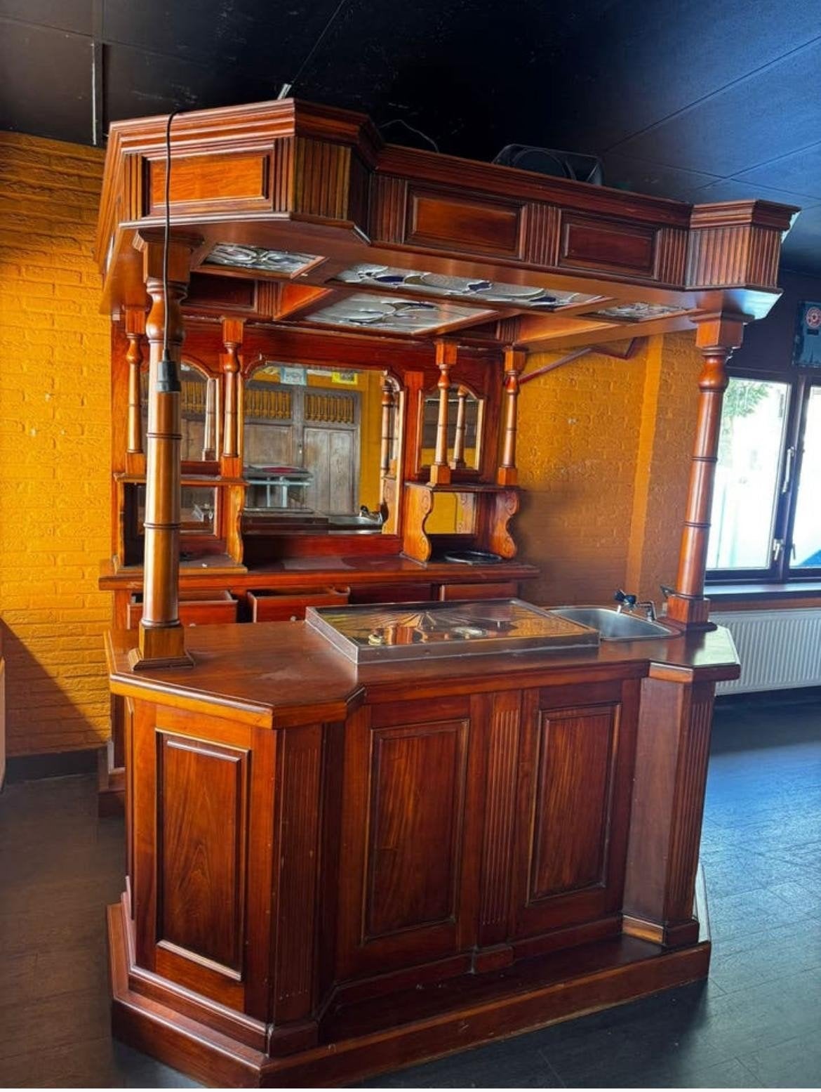 Prachtige authentieke bar met lekblad en spoelbak, Ophalen