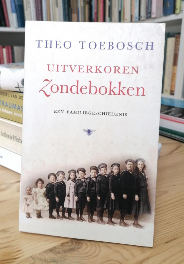 Theo Toebosch - Uitverkoren zondebokken  € 3,00, Ophalen of Verzenden, Gelezen, Theo Toebosch