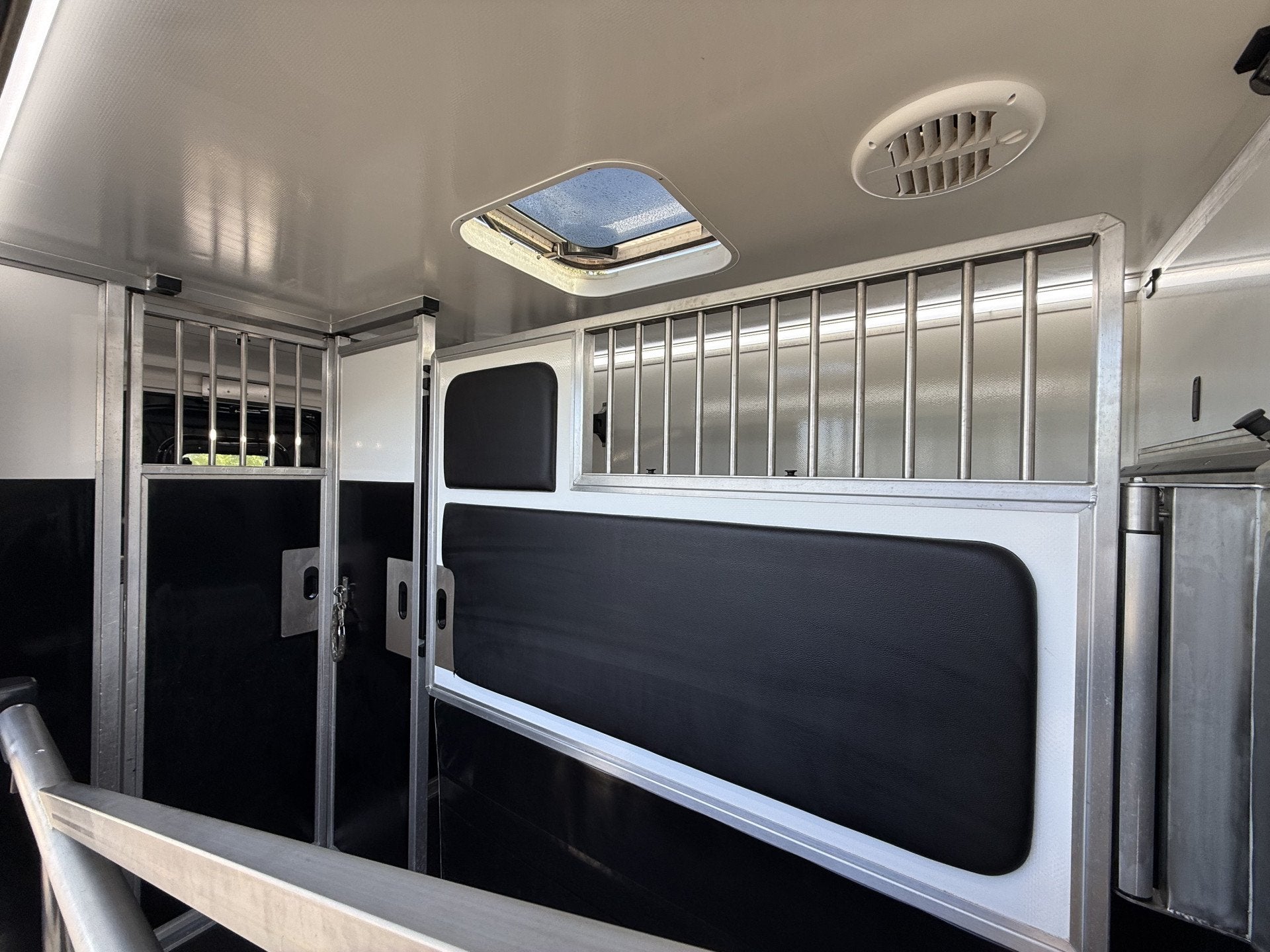 Renault Master | HORSETRUCK | KRISMAR | STALLION 3XL | 2022, Weduwestraat 12
4884MV  WERNHOUT, NL, Paardenwagentje NL | MVV HORSETRUCKS