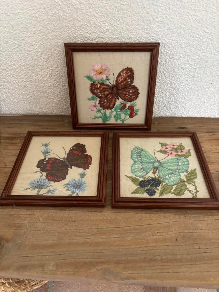 Set van 3 vintage geborduurde vlinders in lijstje, Ophalen of Verzenden, Zo goed als nieuw, Hout, Minder dan 50 cm